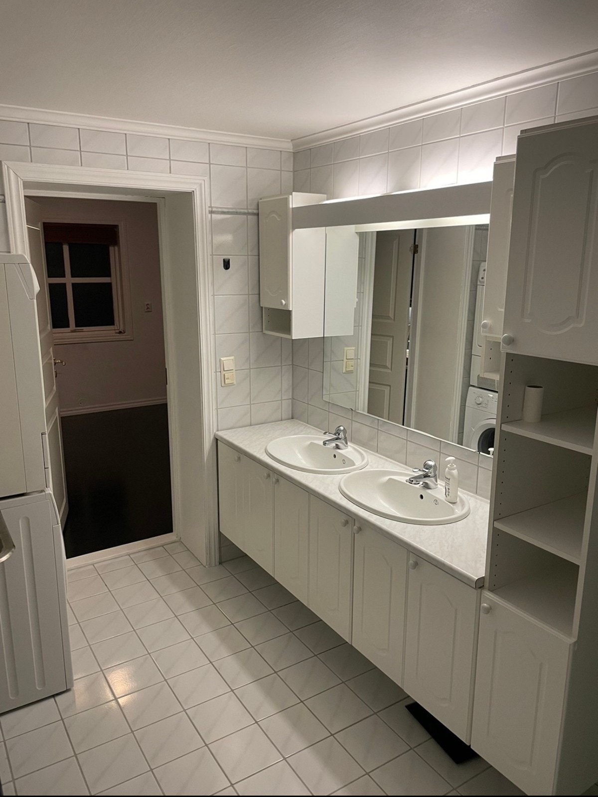 Bad leilighet / bathroom basement apartment Galleribilde