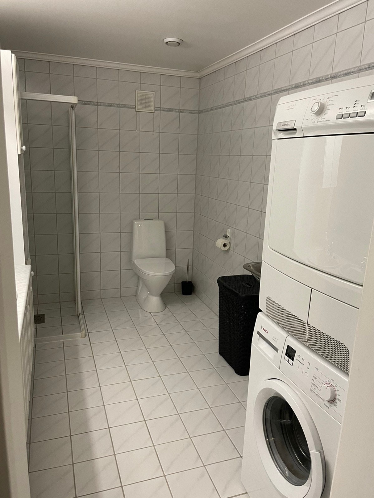 Bad leilighet / bathroom basement apartment Galleribilde