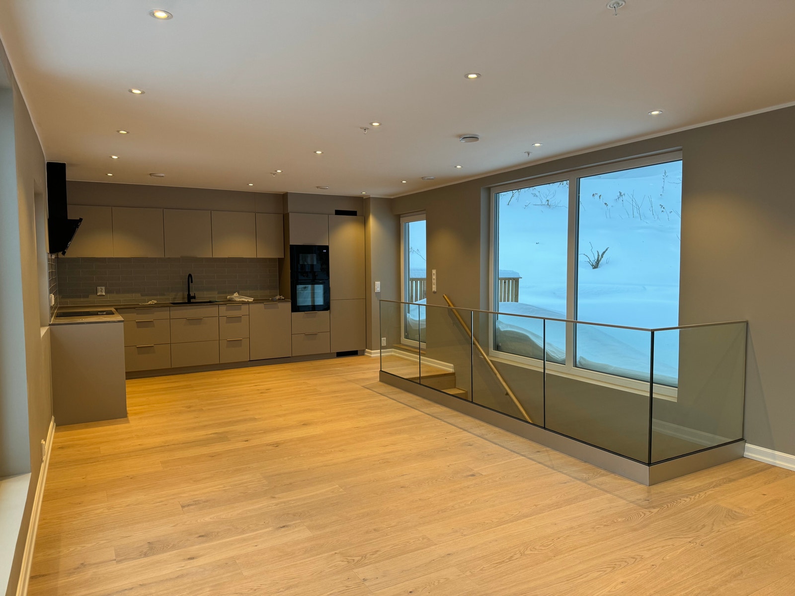 Utgang fra kjøkken til terrasse og hage Galleribilde