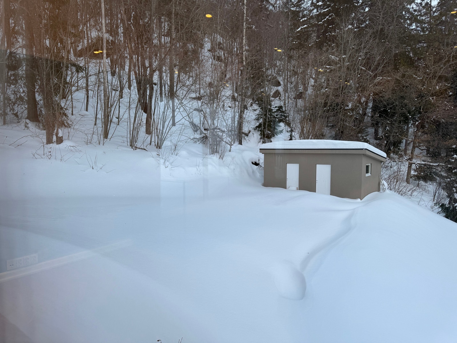 Bod og del av hage Galleribilde