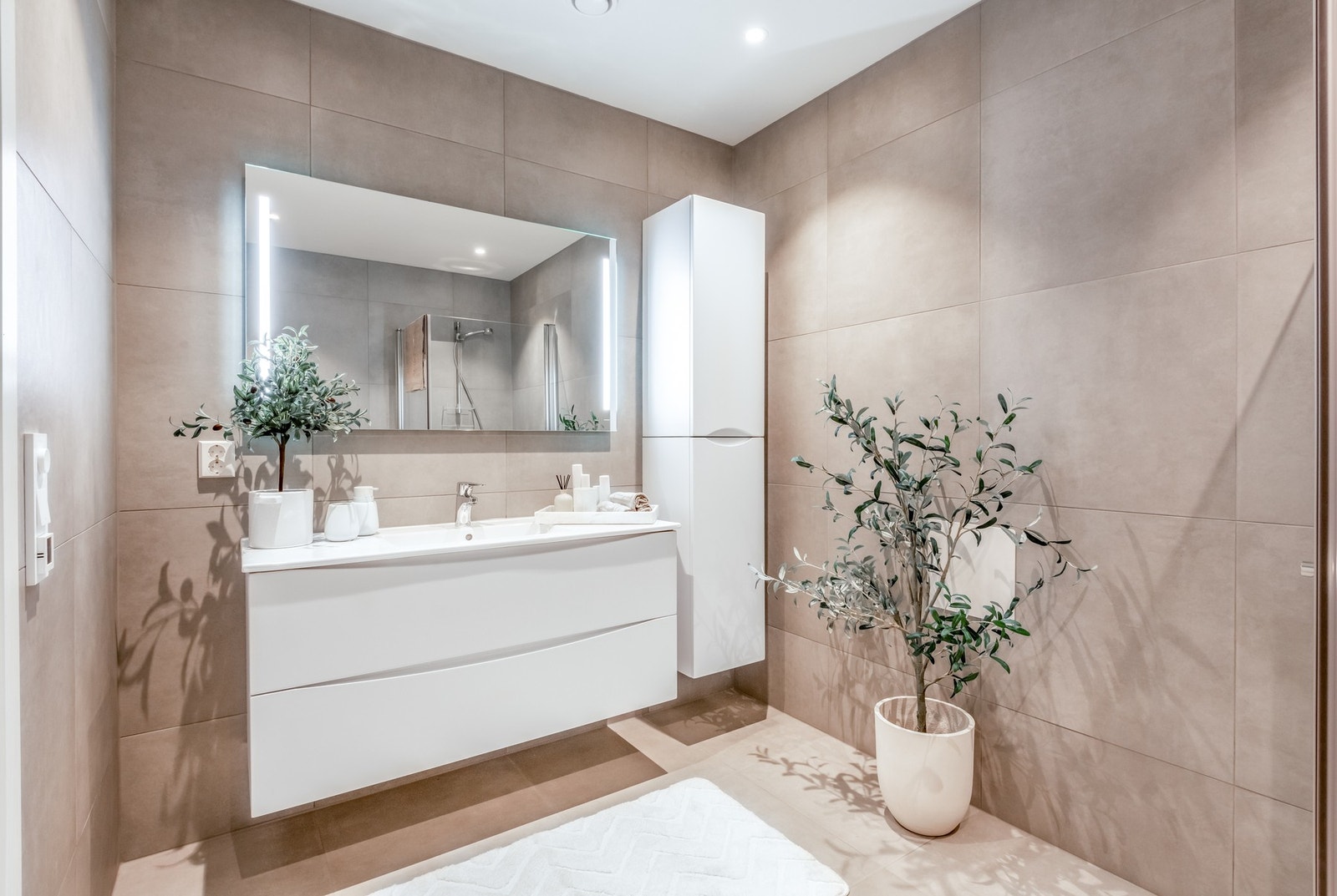 Flislagt og moderne bad gode plass i innredning. Galleribilde