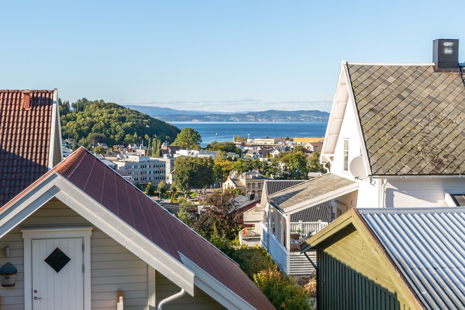 Leiligheten har flott utsikt og gode solforhold. Galleribilde