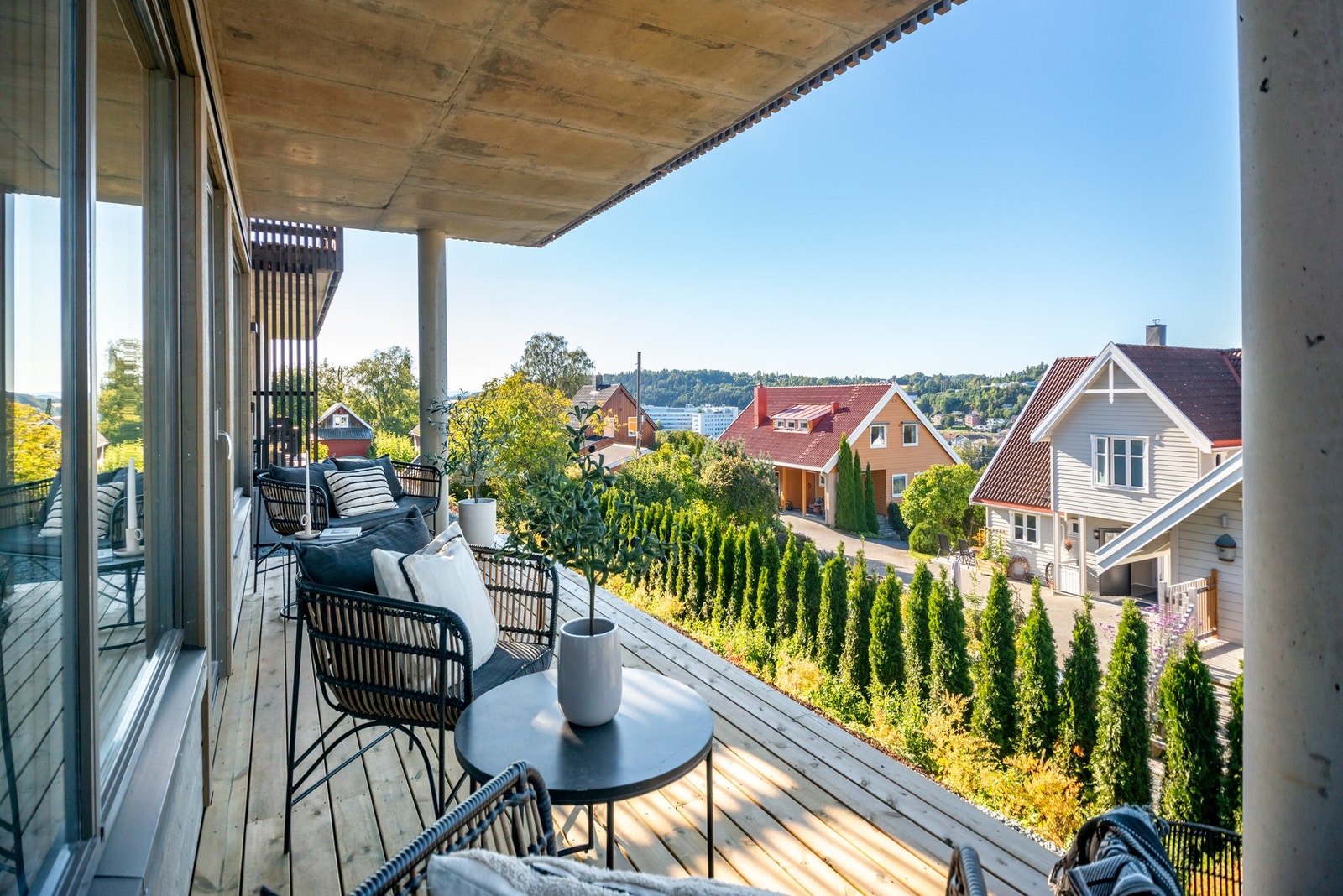 Fra stuen har man utgang til en romslig markterrasse. Galleribilde