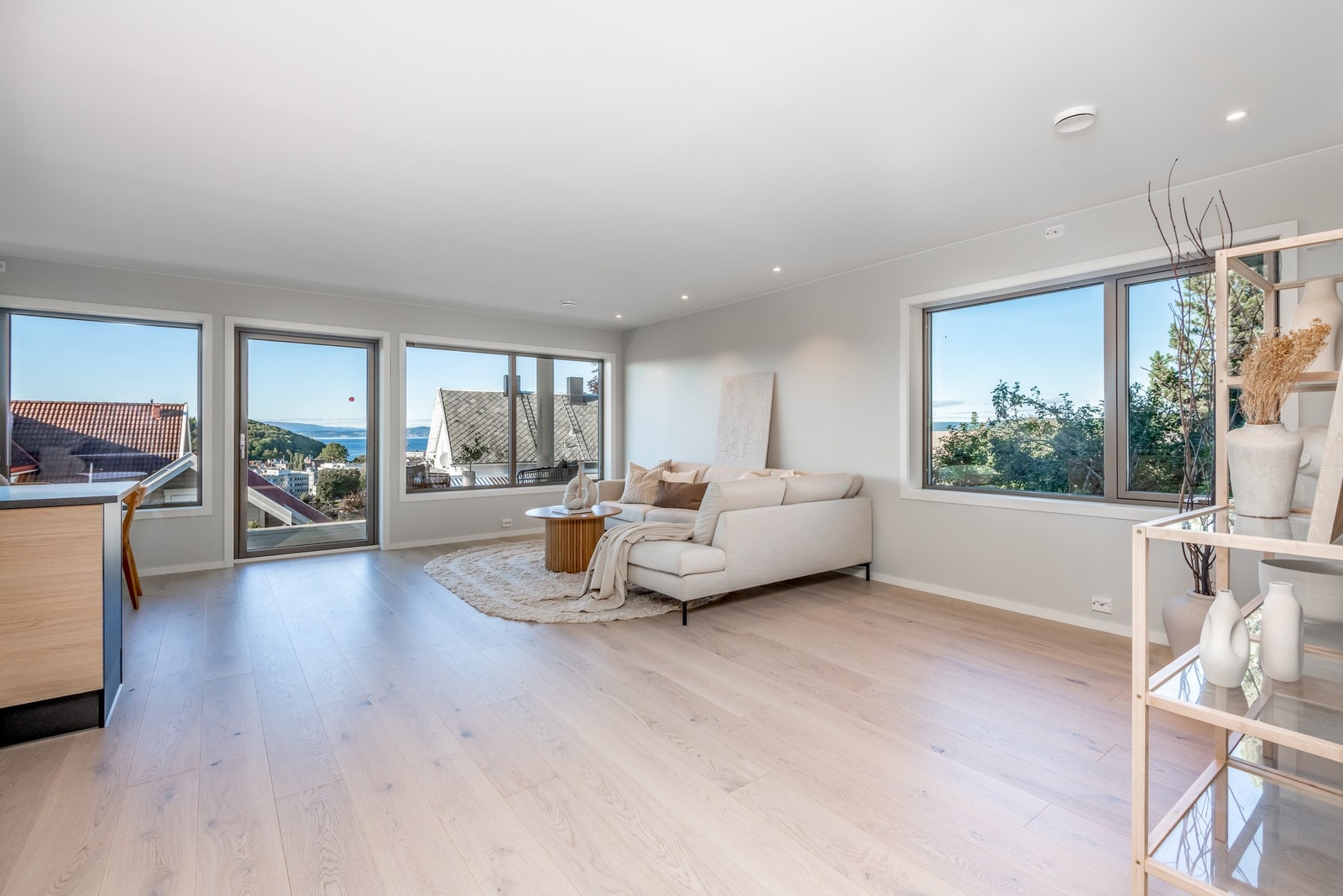 Stuen og kjøkkenet er av god størrelse og har store vindusflater som sørger for mye lysinnslipp. Galleribilde