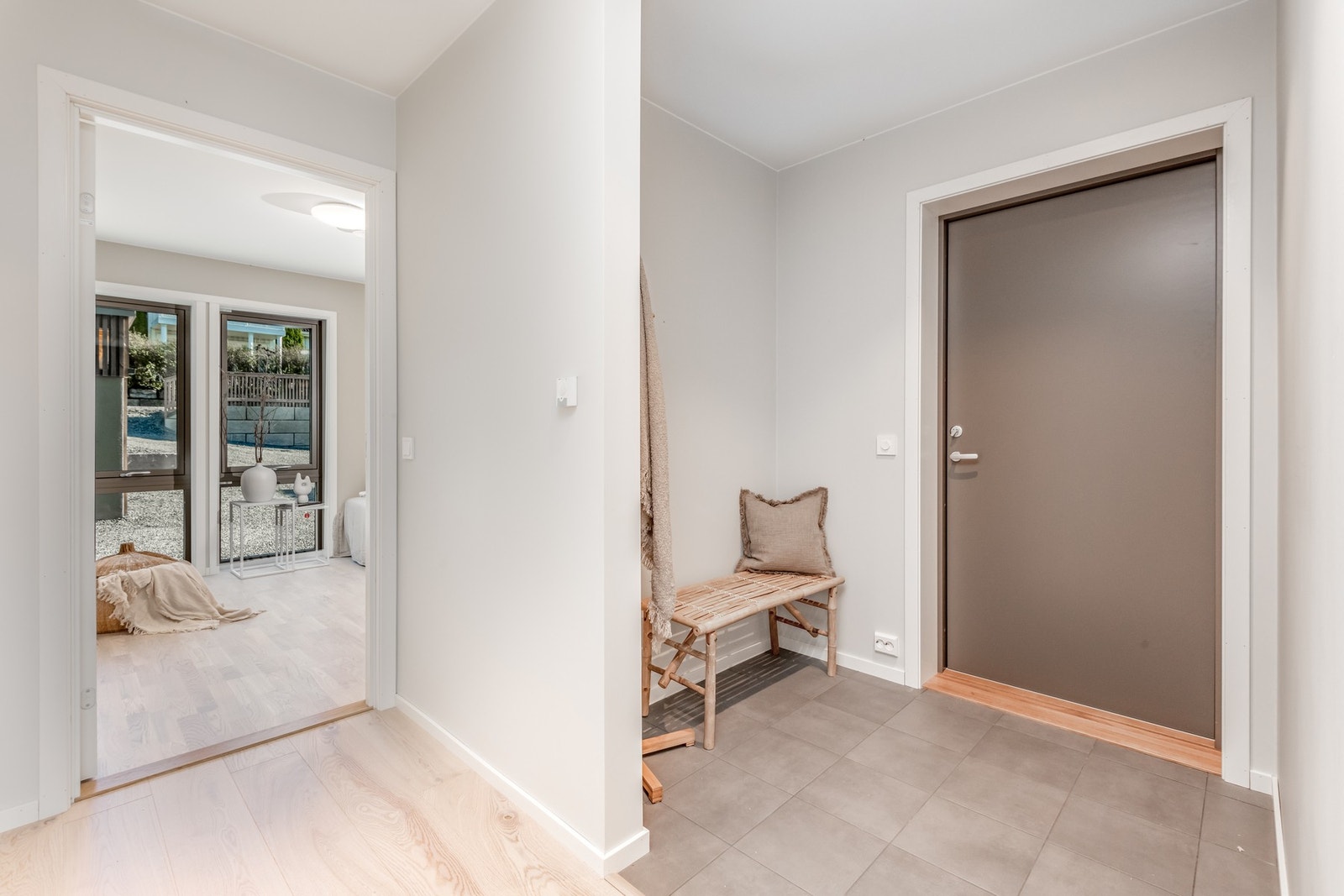 Gangen er flislagt med varm i gulvet. Avsatt plass til oppbevaringsløsning. Galleribilde