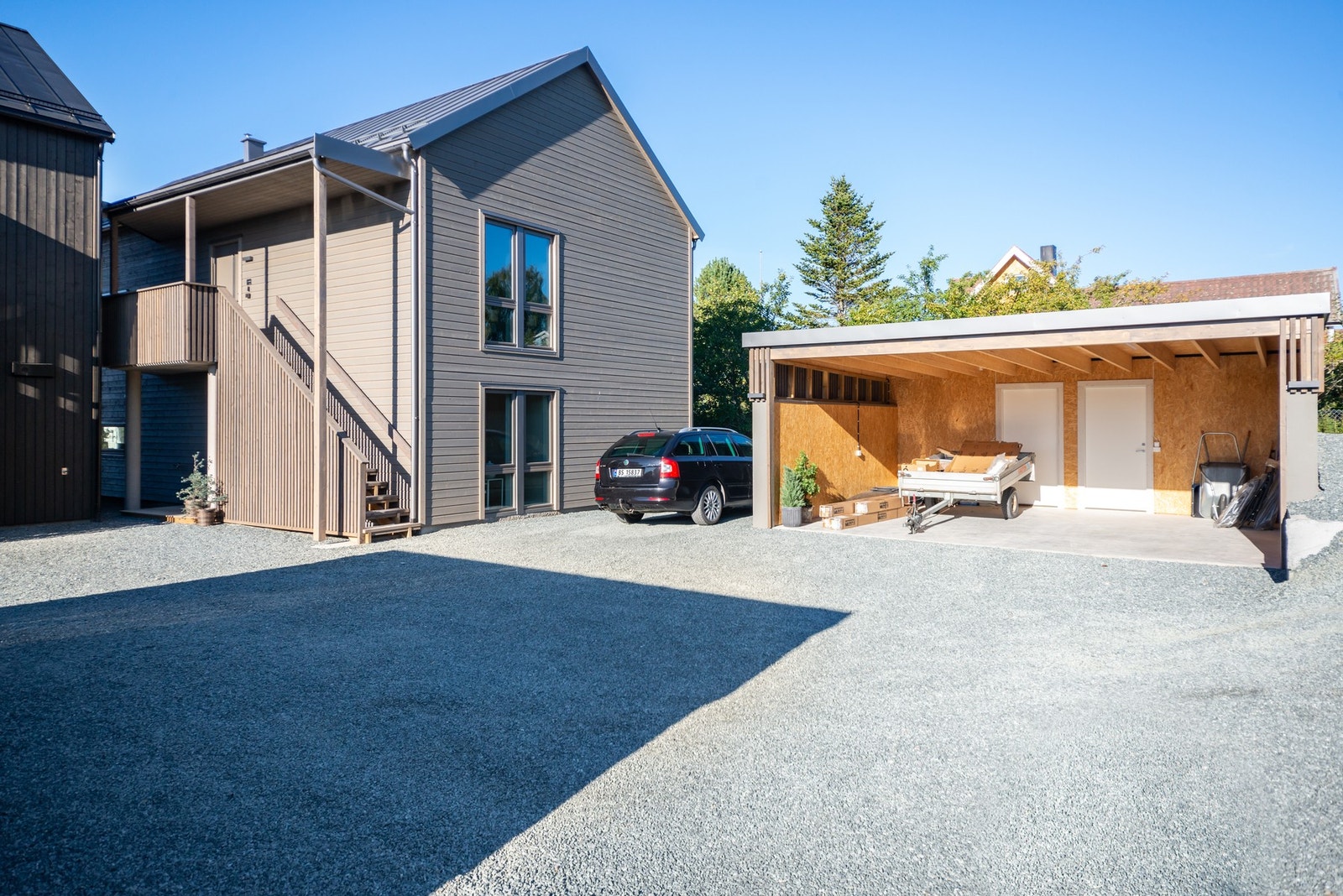 Leiligheten disponerer egen carport samt utvendig sportsbod. Galleribilde