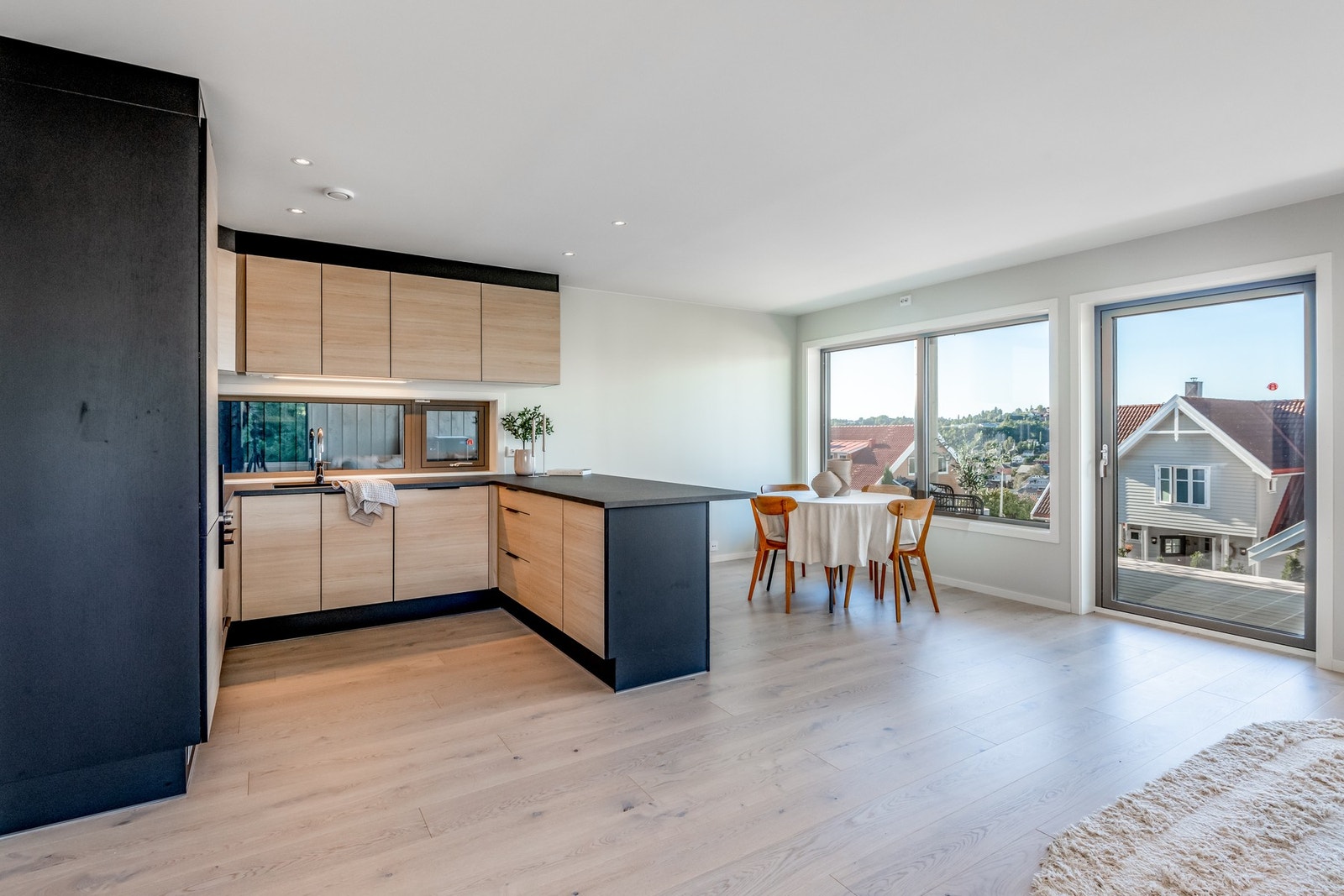 Det er vannbåren varme i gulv på stue og kjøkken. Galleribilde