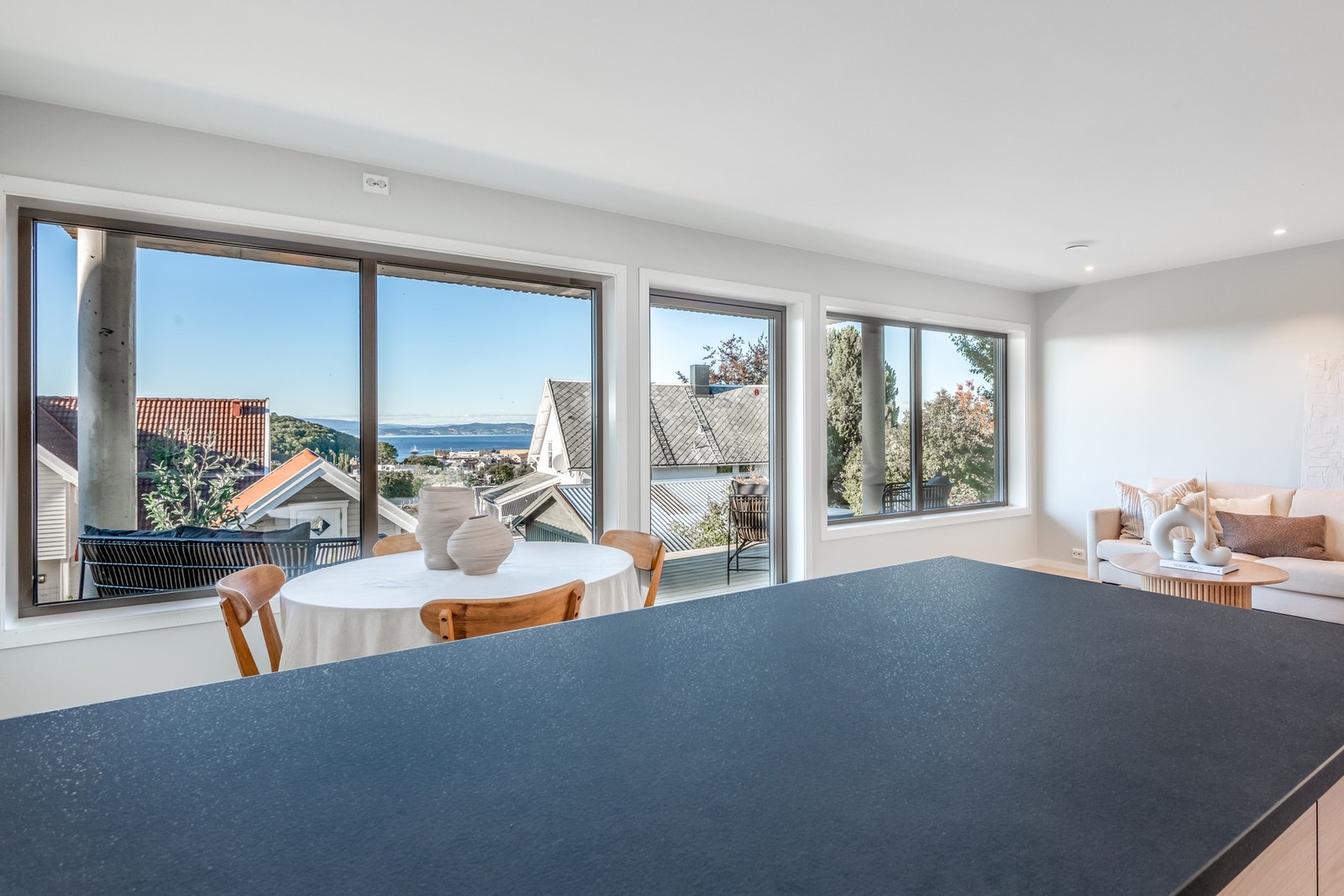 Fra både kjøkken og stue har man utsikt mot byen. Galleribilde