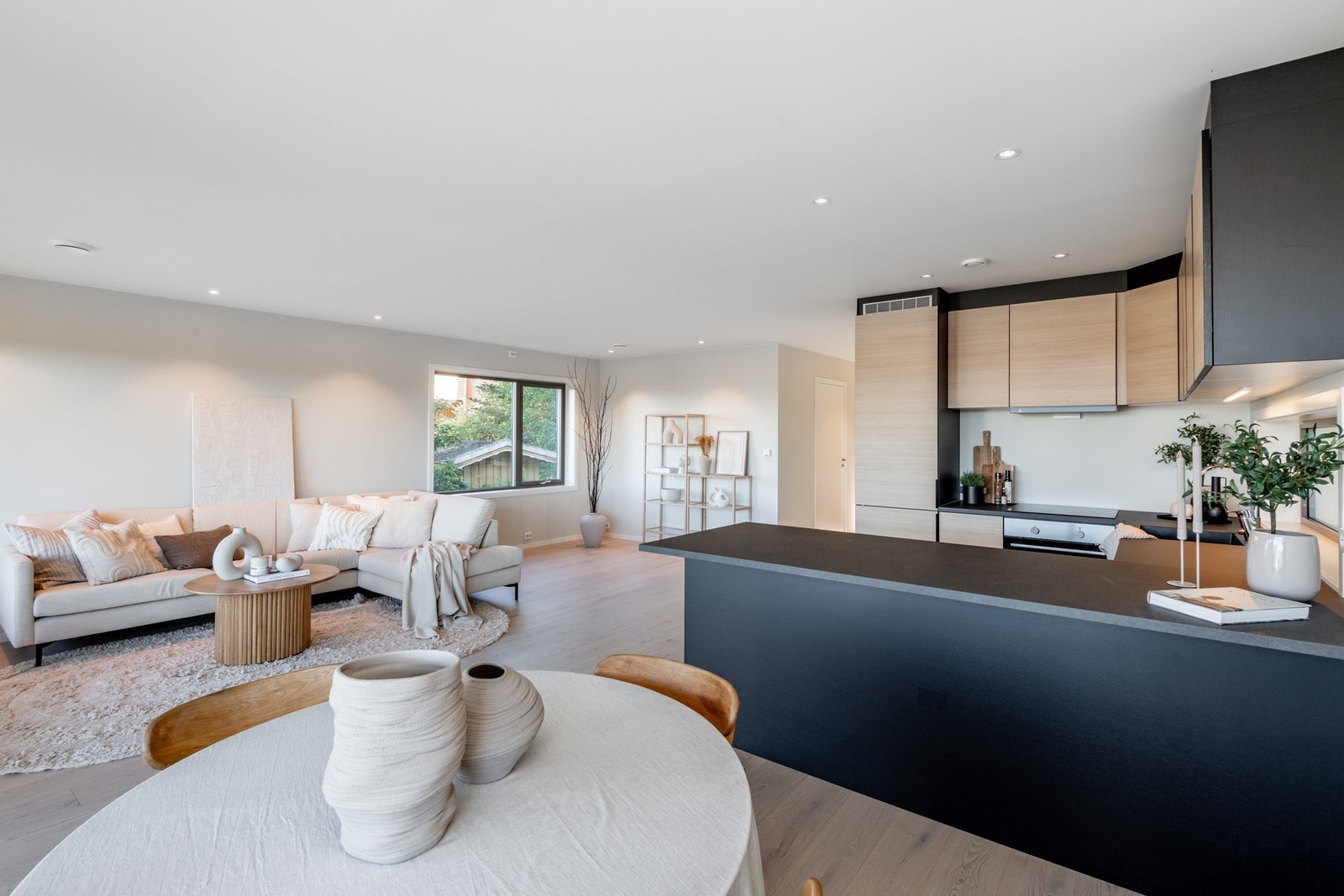 Oppholdsrommet har god plass til spisestue. Galleribilde