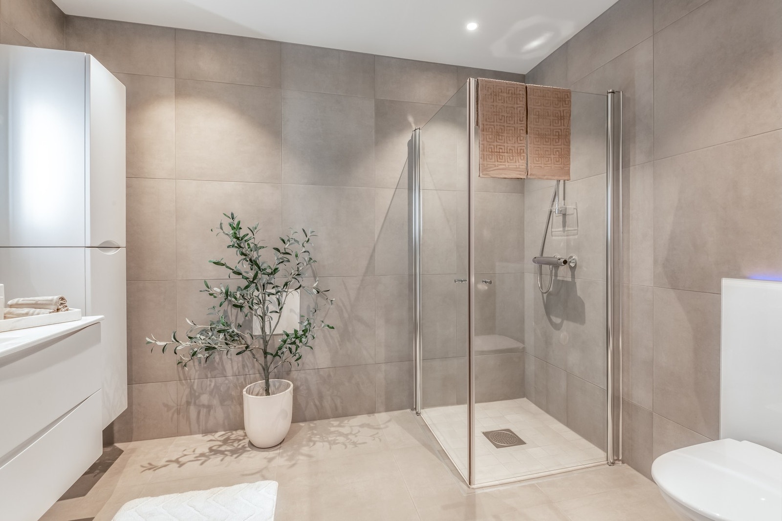 Badet har gulvvarme og spoter. Galleribilde