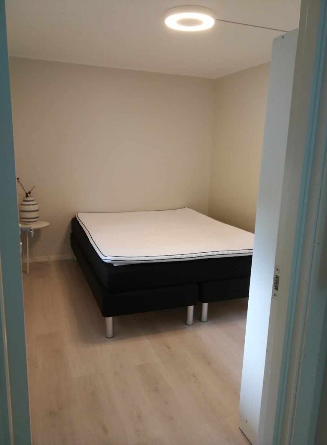 Soverom med vanlig vindu Galleribilde