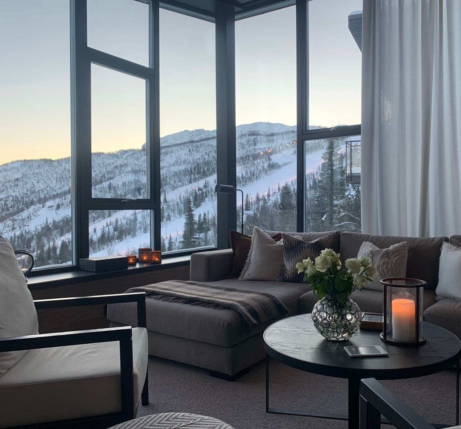 Her kan du nyte utsikten over både fjellene og skibakken Galleribilde