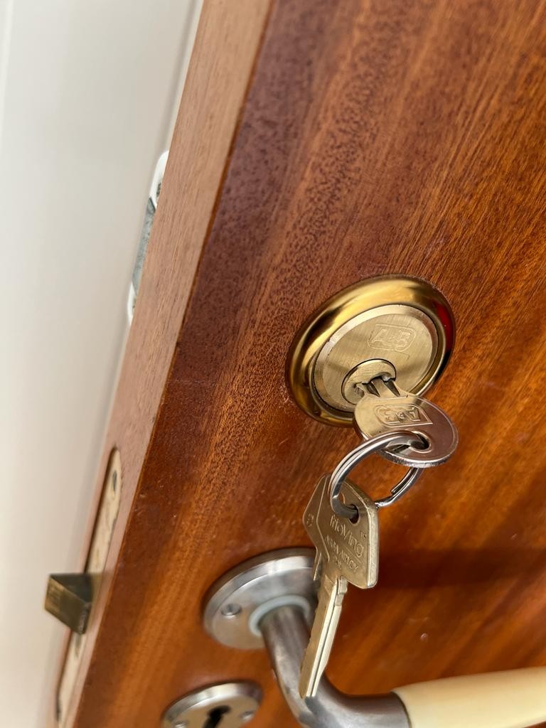 Room has own locker on both siedes of doors Galleribilde