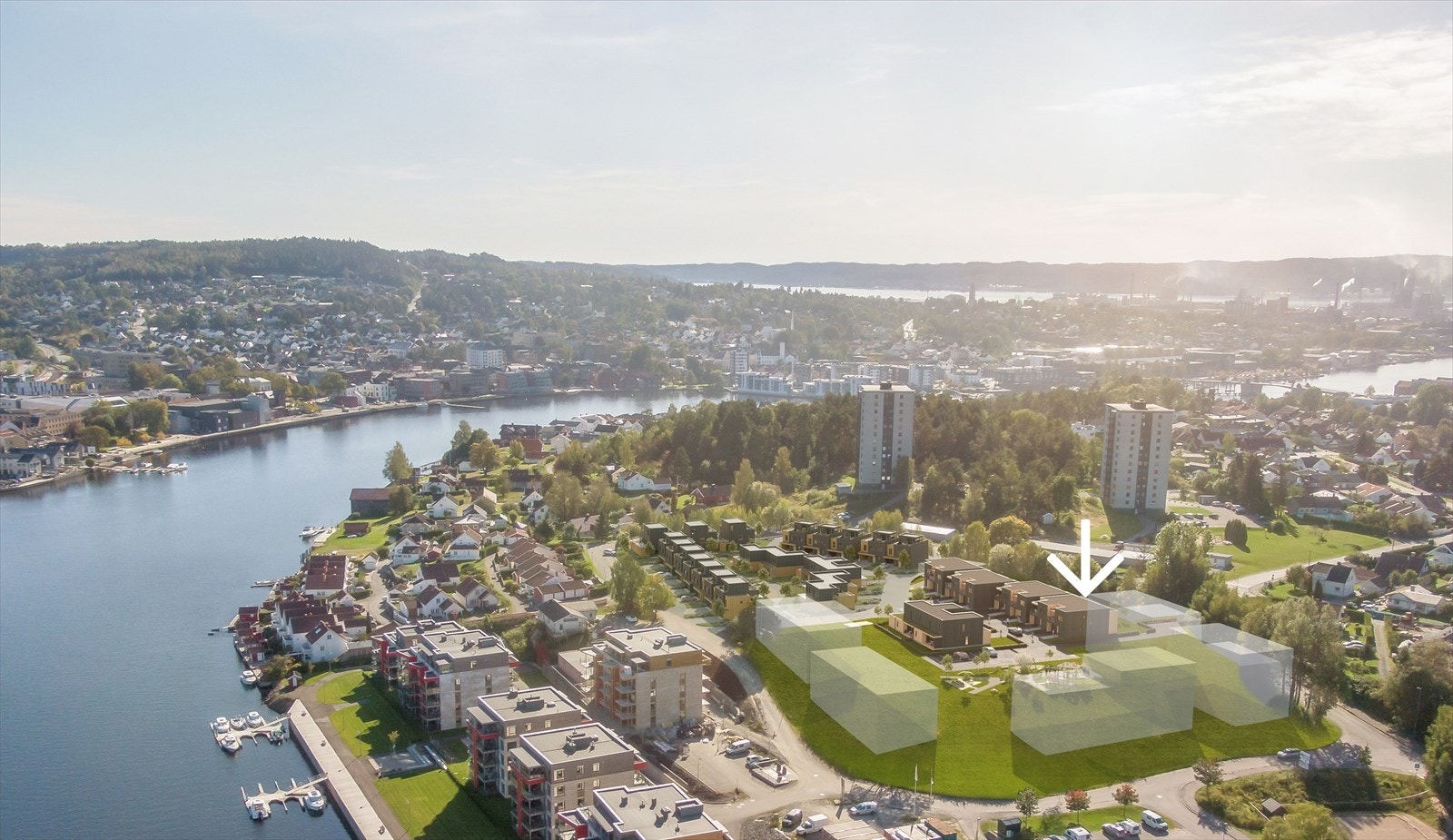 Dronefoto - pilen markerer boligens beliggenhet på feltet Galleribilde