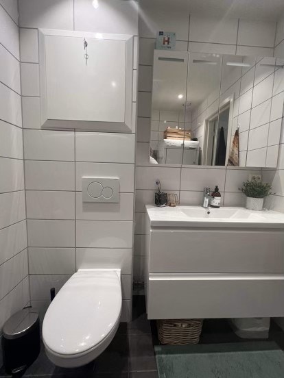 Bad - vegghengt wc - servant med skap og speil Galleribilde