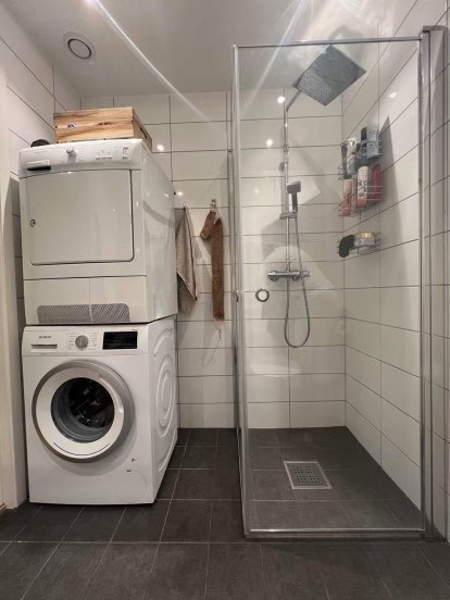 Bad - vaskemaskin og trommel på bildet følger ikke med, men det settes inn en annen vaskemaskin. Galleribilde