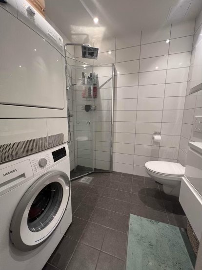 Flislagt bad fra 2020 med varmekabler i gulv m.v. Vaskemaskin og trommel på bildet følger ikke med, men det settes inn en annen vaskemaskin. Galleribilde