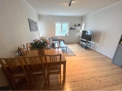 Stue - bilde tatt fra kjk del - slipt og lakkert gulv Galleribilde