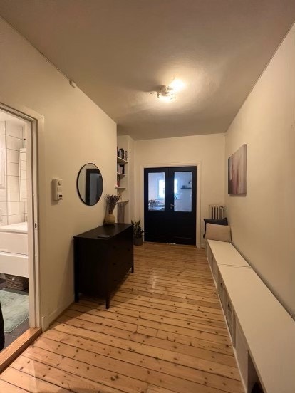 Mellomgang/kontor/bibliotek - dobbeldør inn til stue Galleribilde