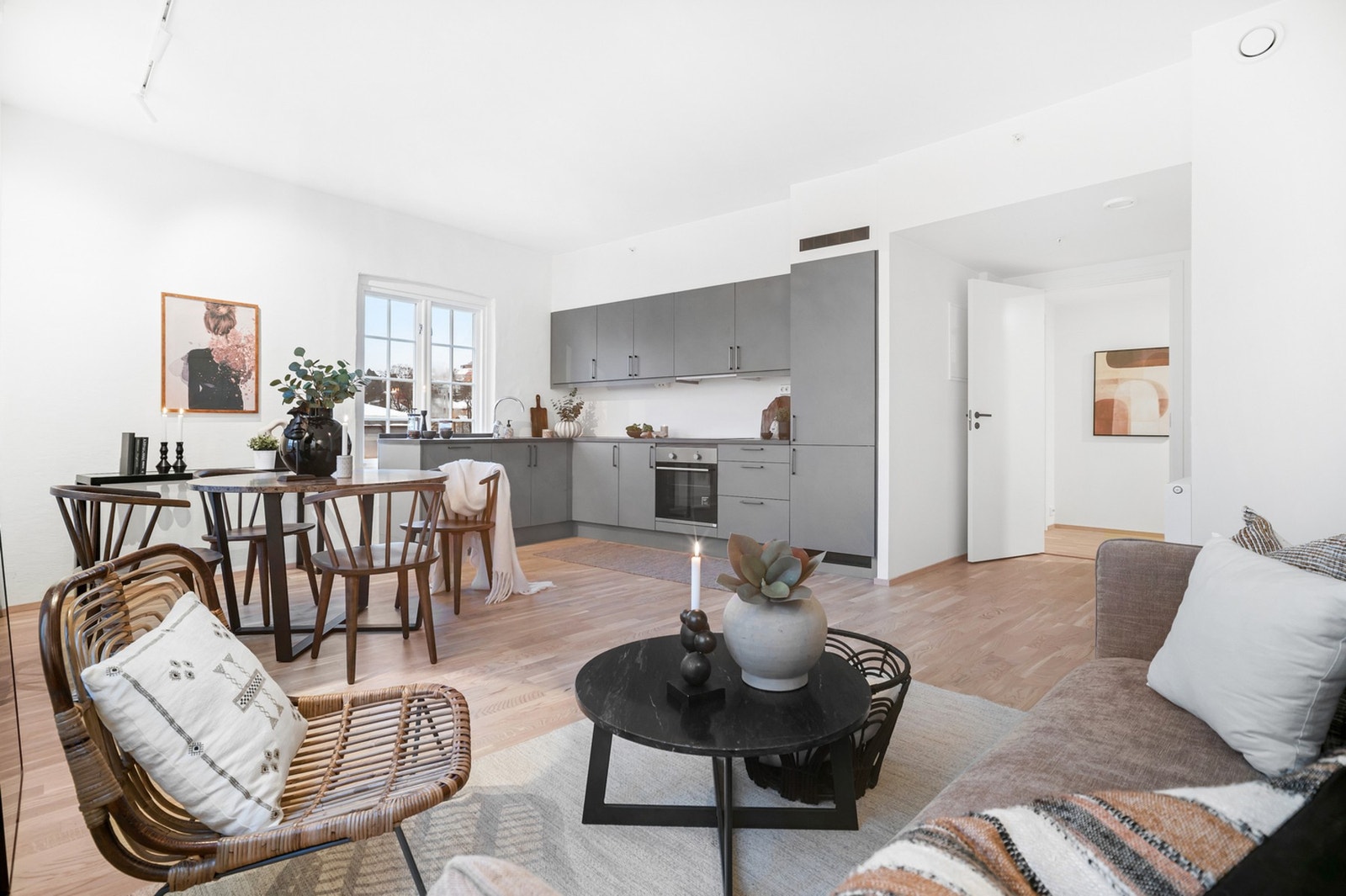 Velkommen til nytt leilighetsprosjekt i attraktive Ilsvika - Alle leilighetene har gjennomgående god standard med moderne kjøkken fra kvalitetsleverandør, integrerte hvitevarer, vannbåren varme, eikeparkett, flislagt bad. Bildet er fra visningsleilighe... Galleribilde