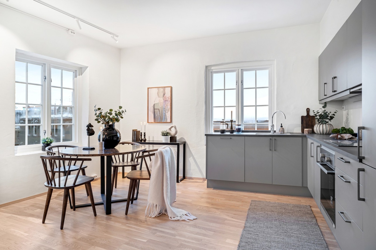 God takhøyde og store vindusflater gir en lys og romslig følelse i leilighetene. Bildet er fra visningsleiligheten vi nå har tilgjengelig! Galleribilde