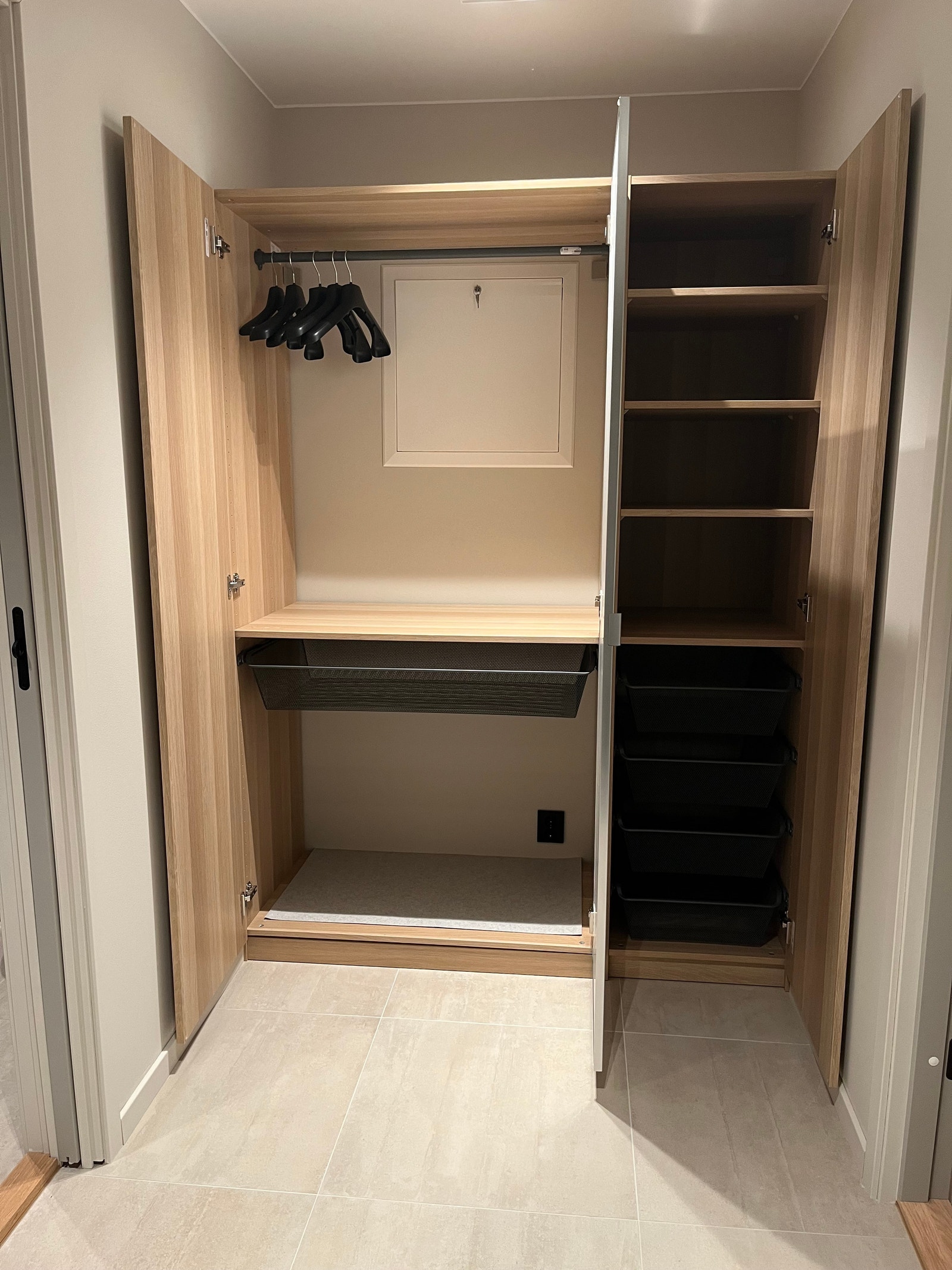 Det er god plass til oppbevaring i skapet i gangen Galleribilde