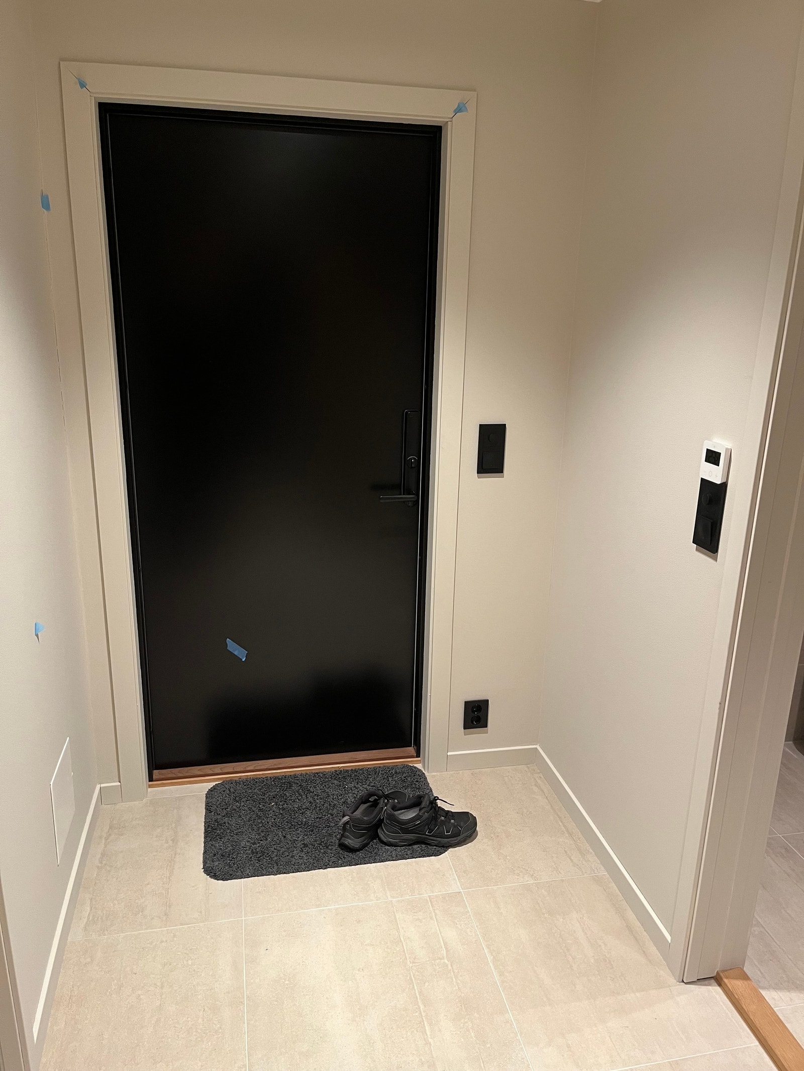 Gangen er romslig slik at det er plass til skohylle/skoskap også hvis ønskelig Galleribilde