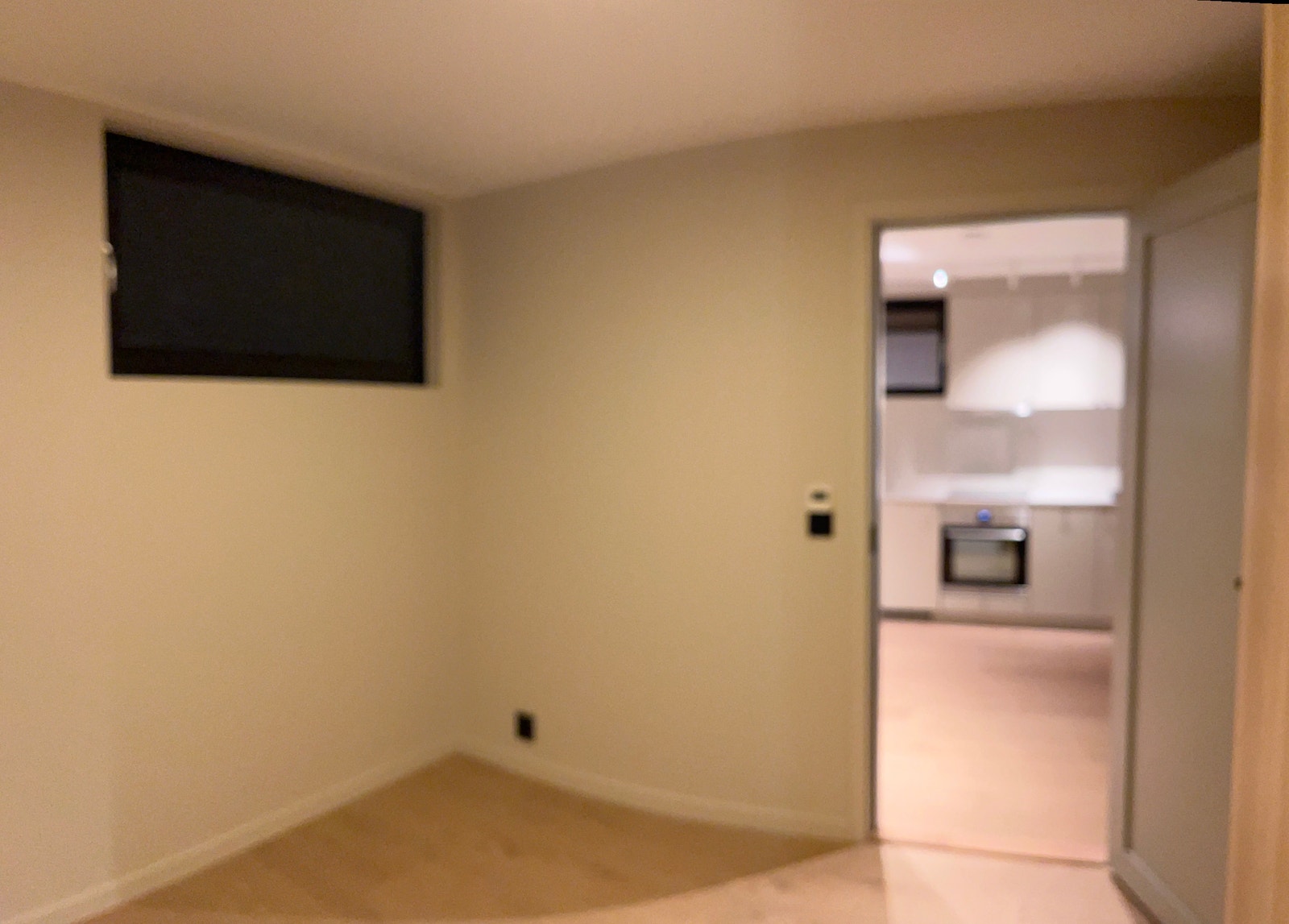 Soverom har vindu med lystett plissè Galleribilde