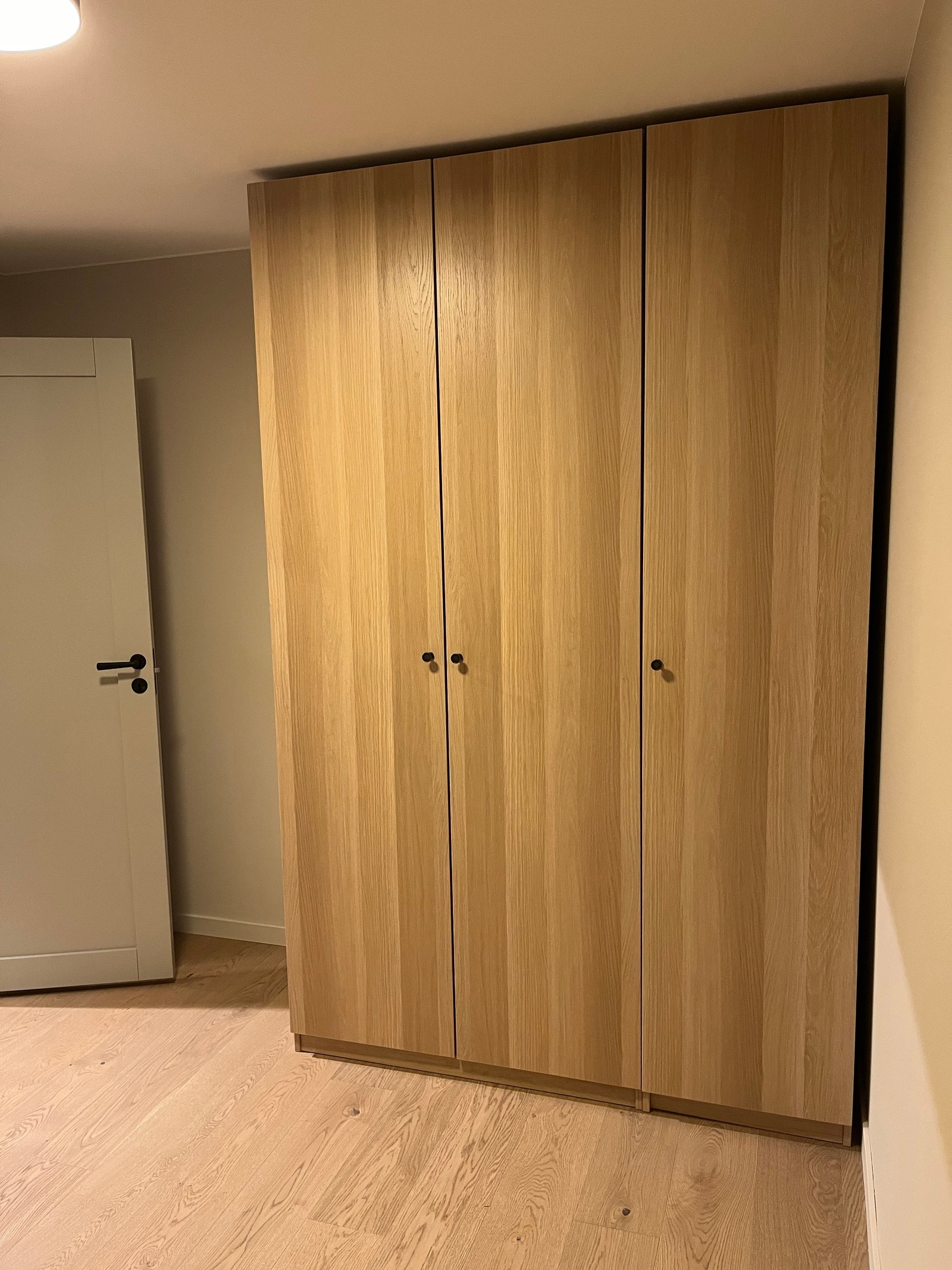 3 pax garderober i soverom med god plass til oppbevaring Galleribilde