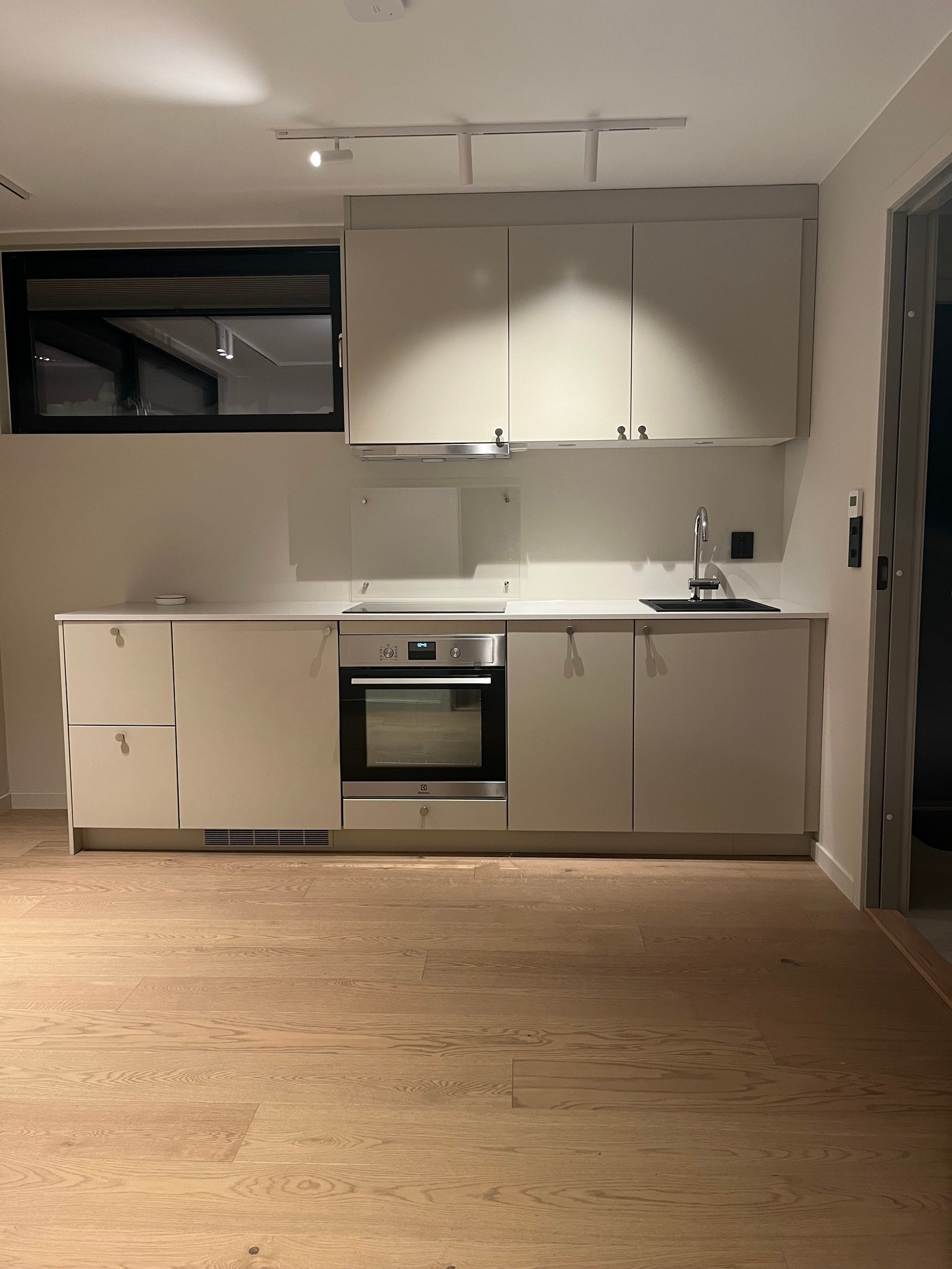 Nytt kjøkken fra Drømmekjøkkenet m ny komfyr/platetopp/oppvaskmaskin og kjøleskap. Ønskes fryseskap/større kjøl/frys kan det kjøpes separat og plasseres til høyre for dør til gang (mellom kjøkken/soverom) Galleribilde