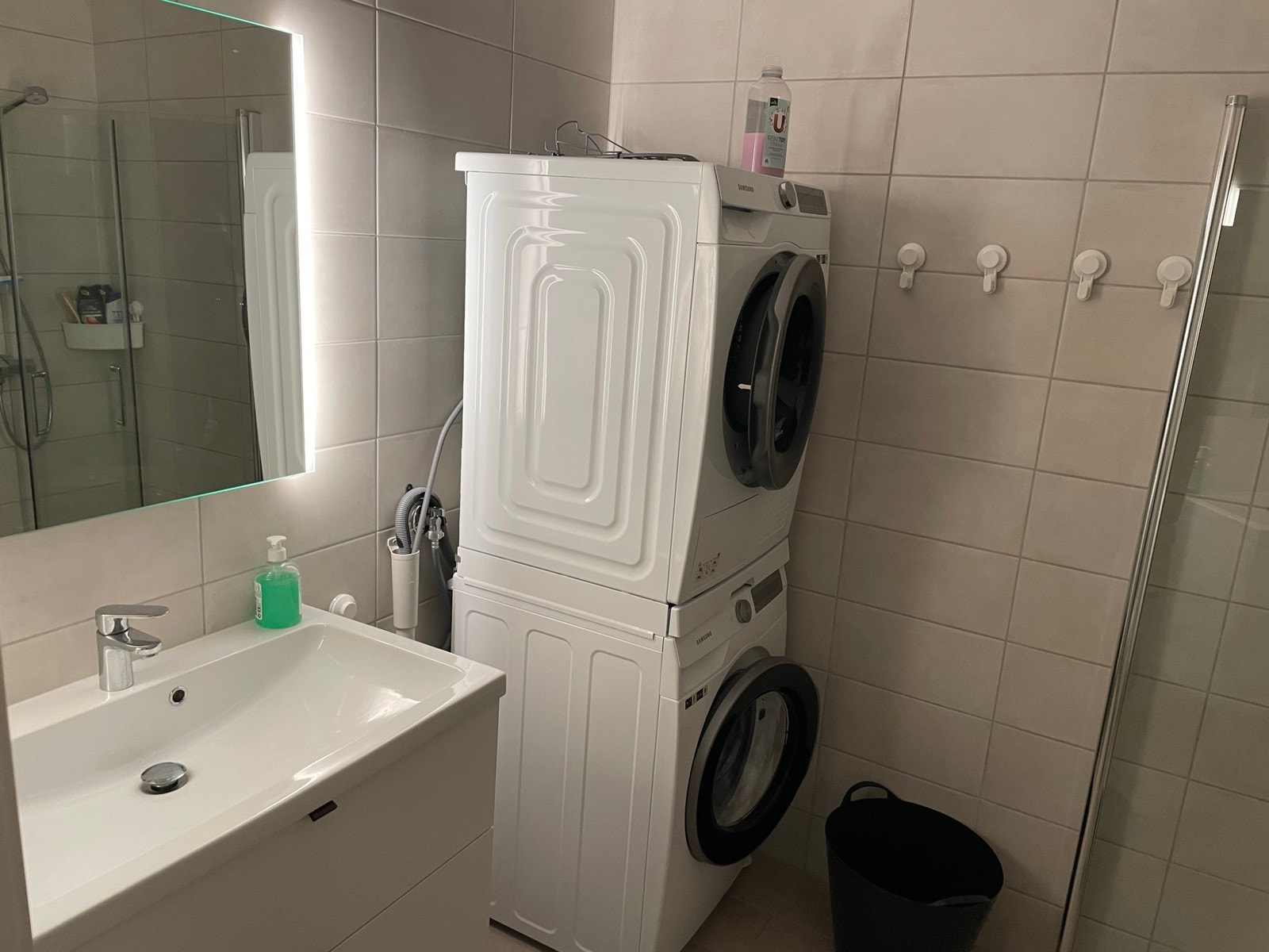 Bad med tørk og vaskemaskin Galleribilde