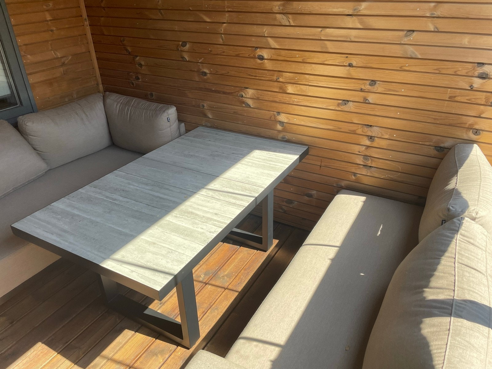 Sittegruppe i innglasset balkong Galleribilde