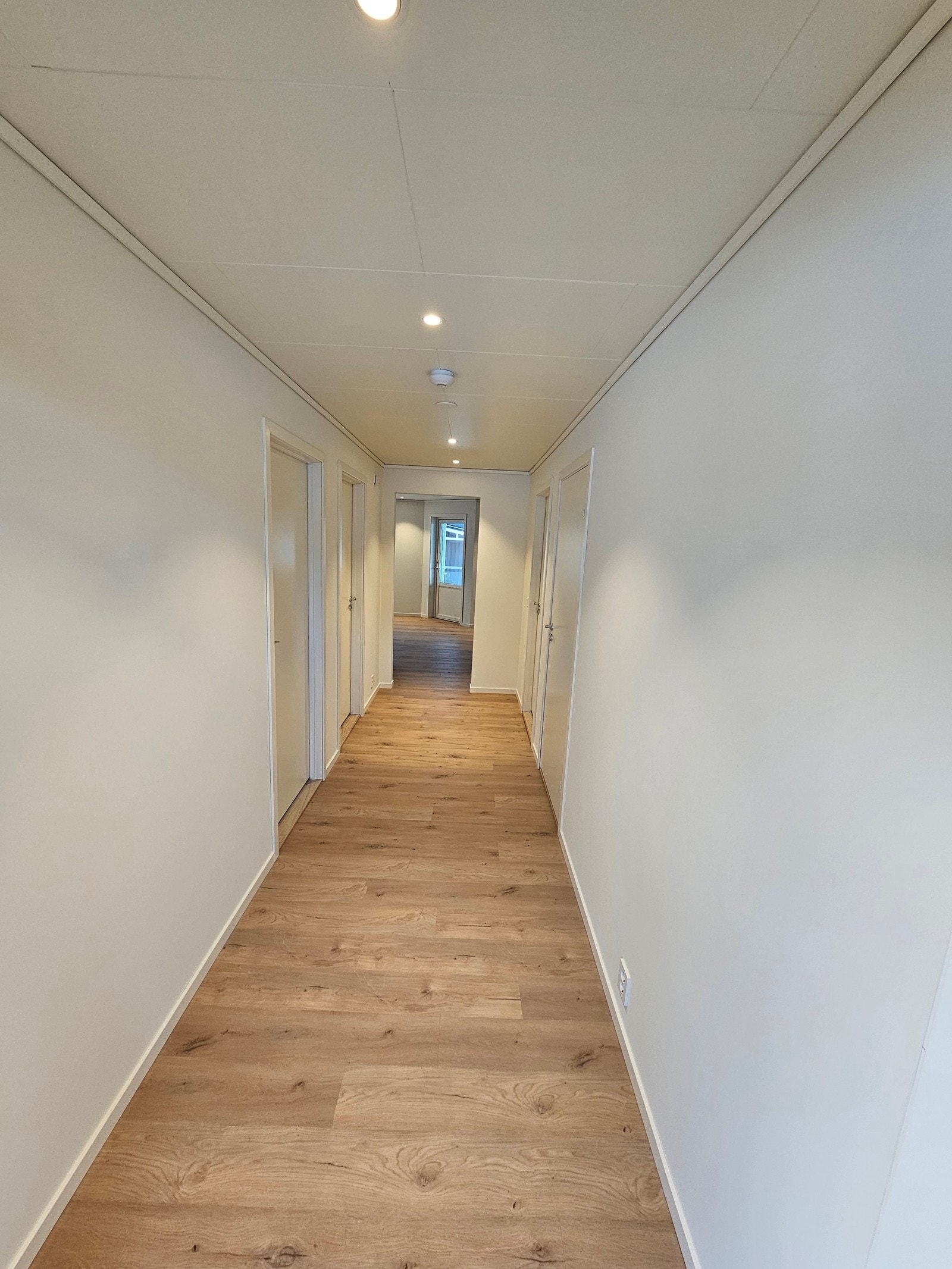 Her ser du bilde frå ytterdøra og inn mot stova. Galleribilde