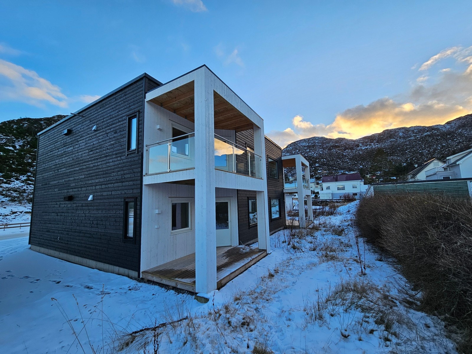 Her ser ein seksjon 9 (oppe), nermast og seksjon 10 er oppe på motsatt side. Seksjon nr. 11 og 12 er nede. Seksjonane 9 og 11 er ferdige slik at du kan få sjå korleis dei ser ut innvendig. Galleribilde