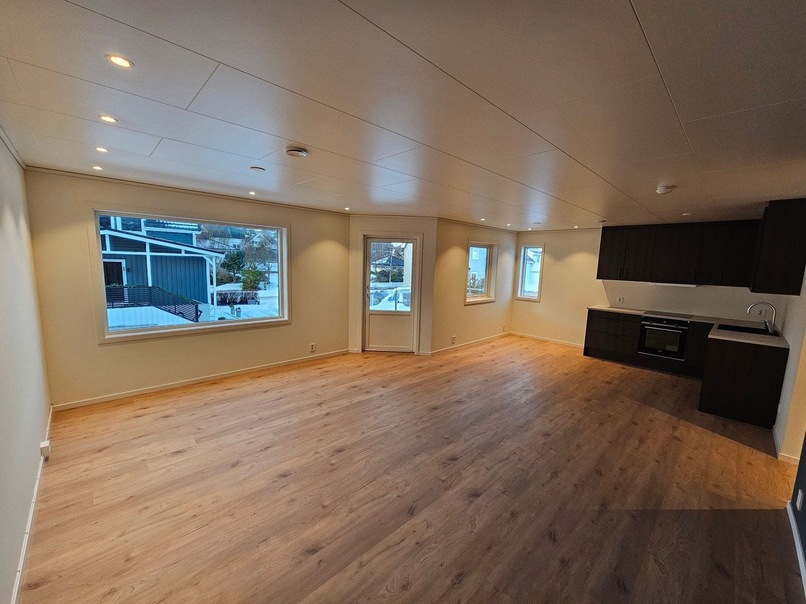 Her der du få hjørnet i stova og ser du mot altandøra og kjøkenet Galleribilde