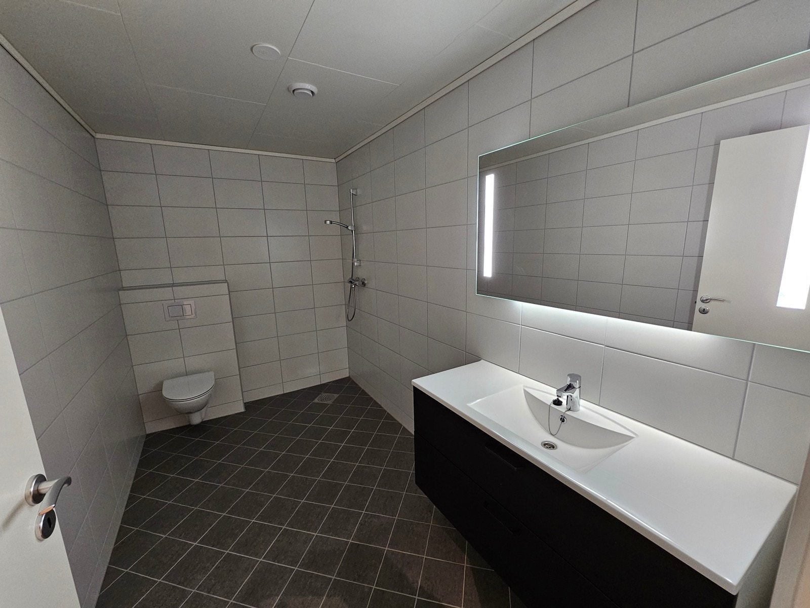 Her ser du badet med vegghengt toalett Galleribilde