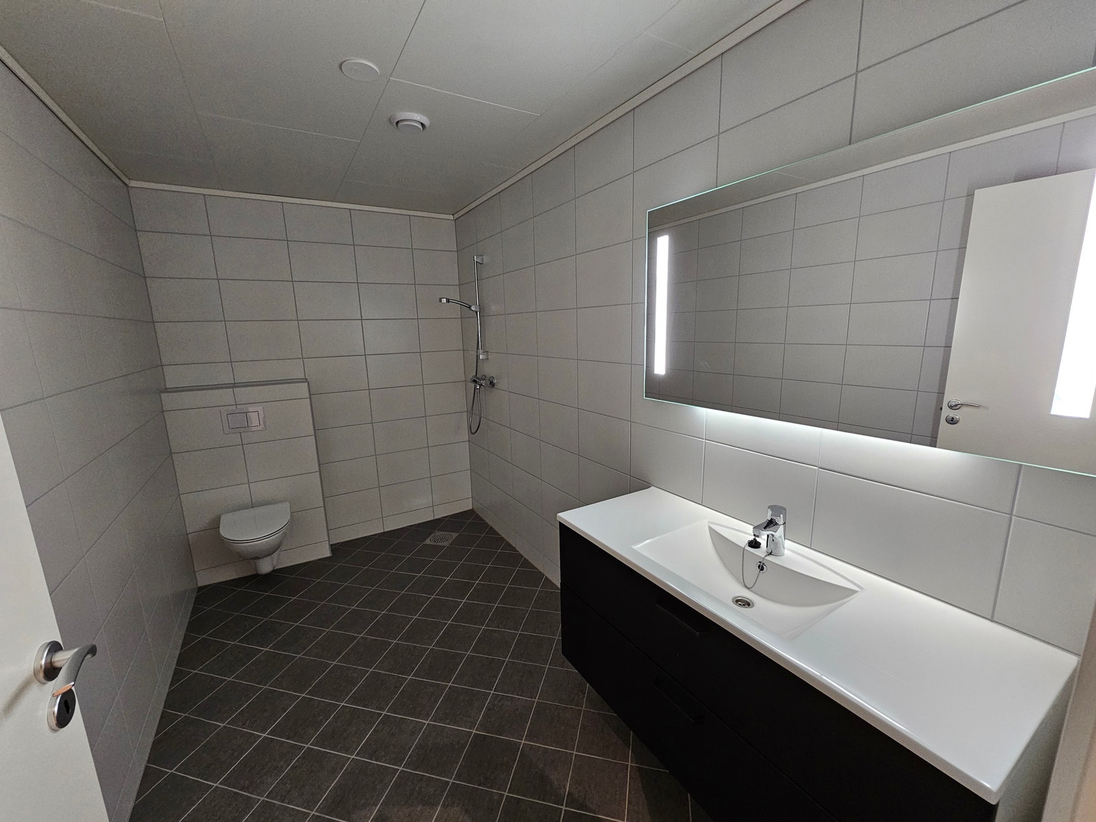 Her ser du badet med vegghengt toalett Galleribilde