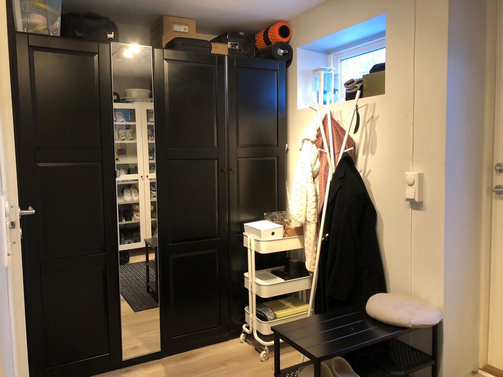 Garderobe i gang Galleribilde