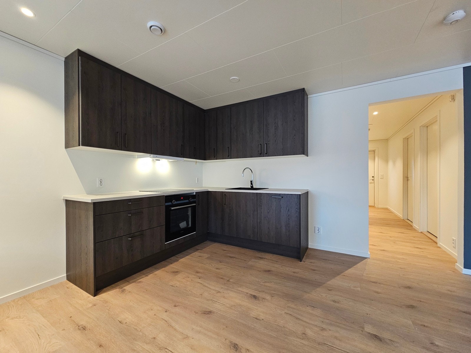 Kjøketet. Vi leverer med Komfyr, platetopp og oppvaskmaskin Galleribilde