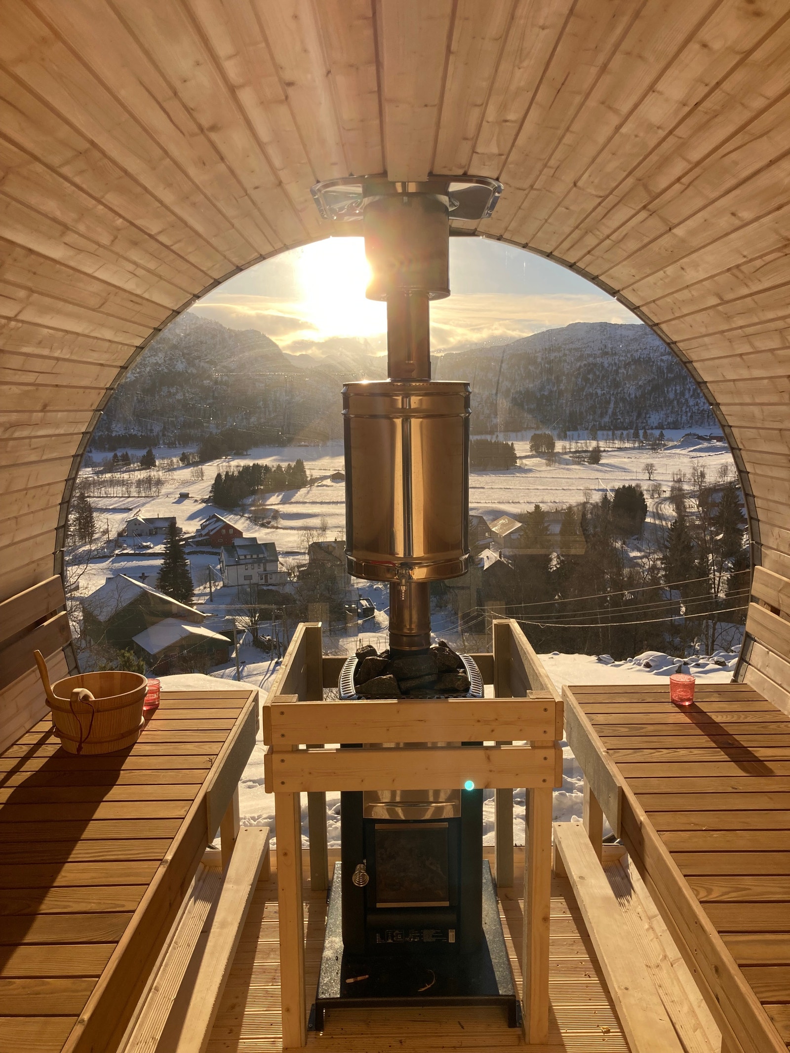 Vinter i badstua.Magisk både i lyset og mørket. Galleribilde