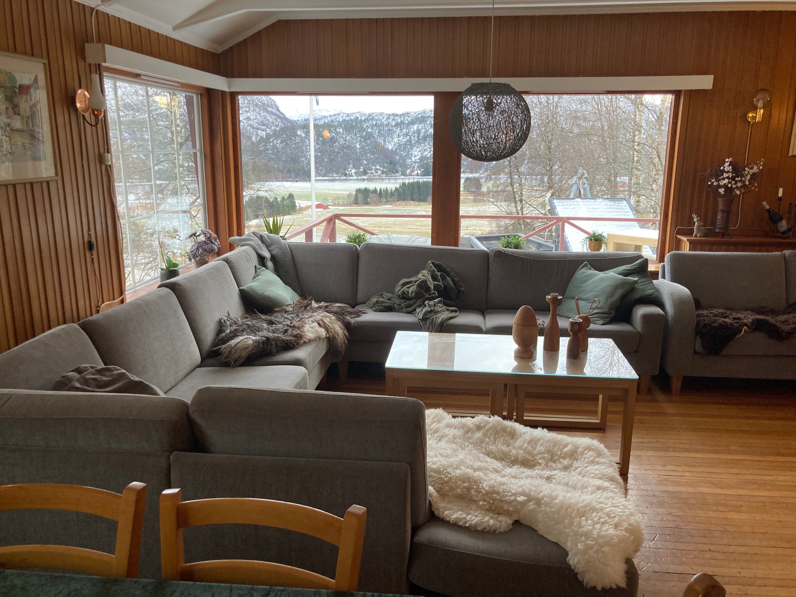 Stue med peis og utsikt Galleribilde