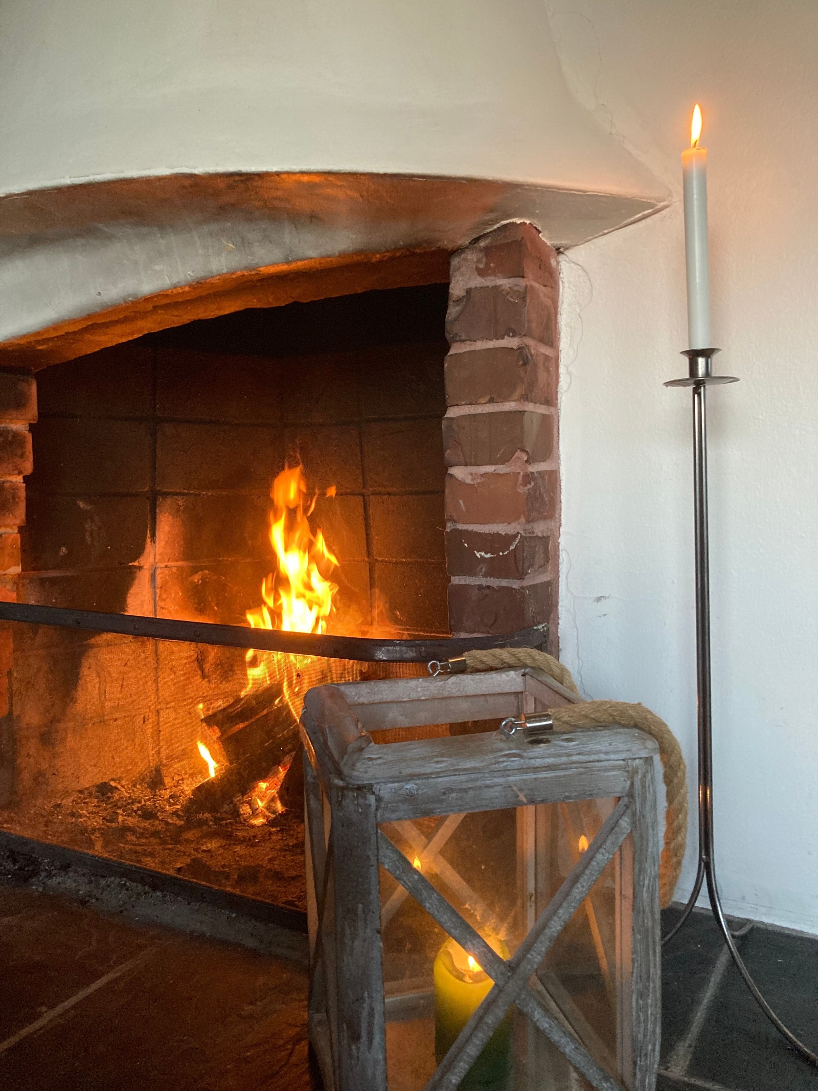 Hytta har en peis og fire vedovner Galleribilde