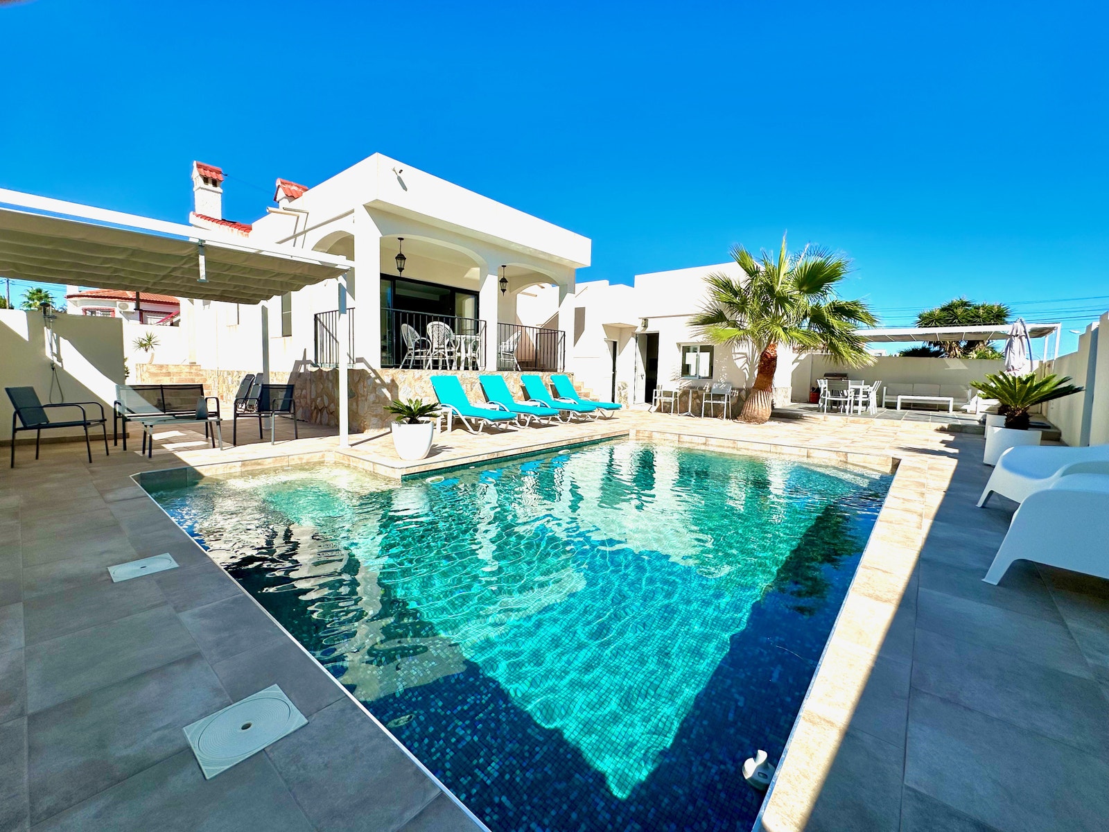 4 nye puter til solsengene. Ny pergola. Galleribilde