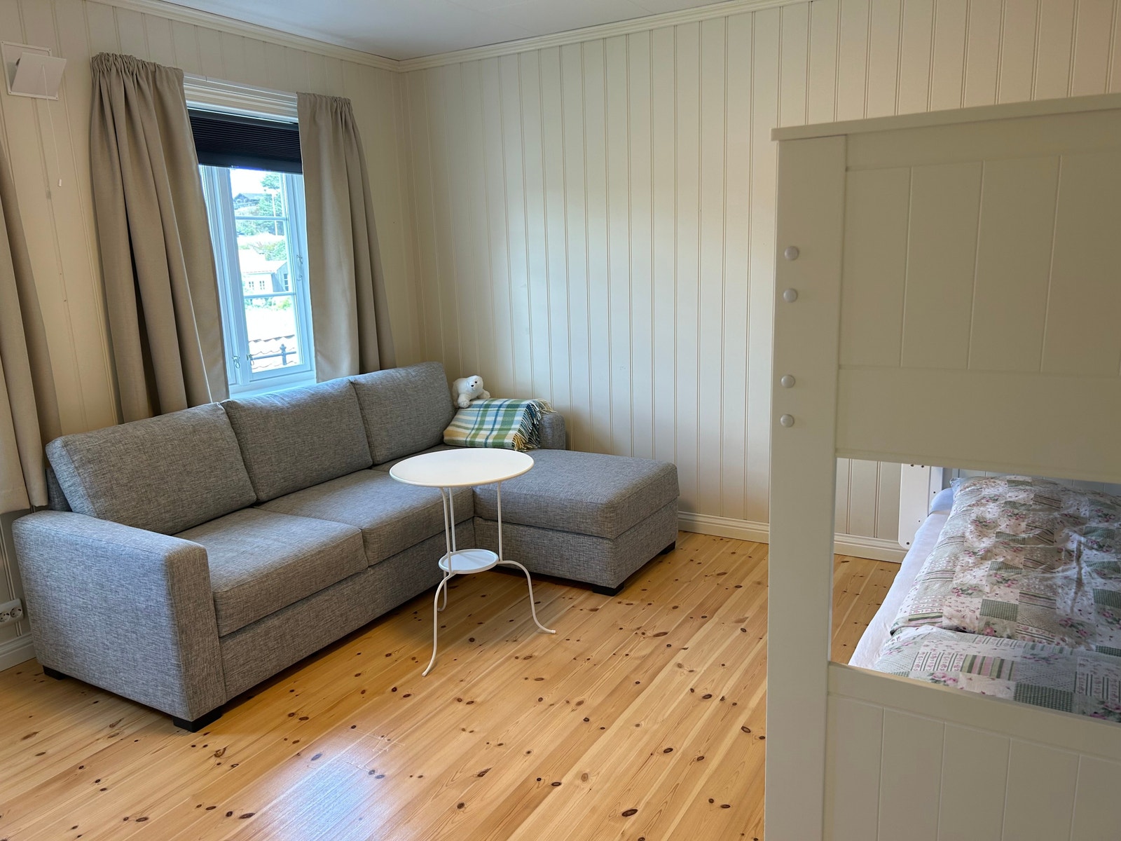 Sov 3: Stort sove- / lekerom med køyeseng (plass for 2 barn) og sovesofa. Galleribilde