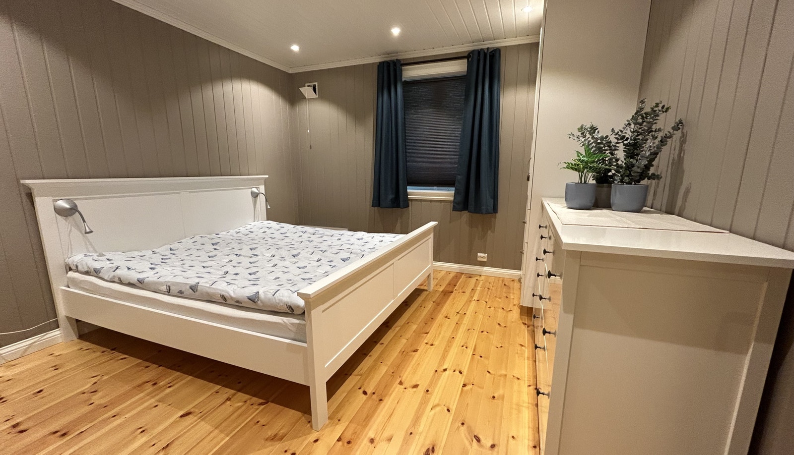 Sov 1: Hovedsoverom i 1. etg med 180x200 seng Galleribilde