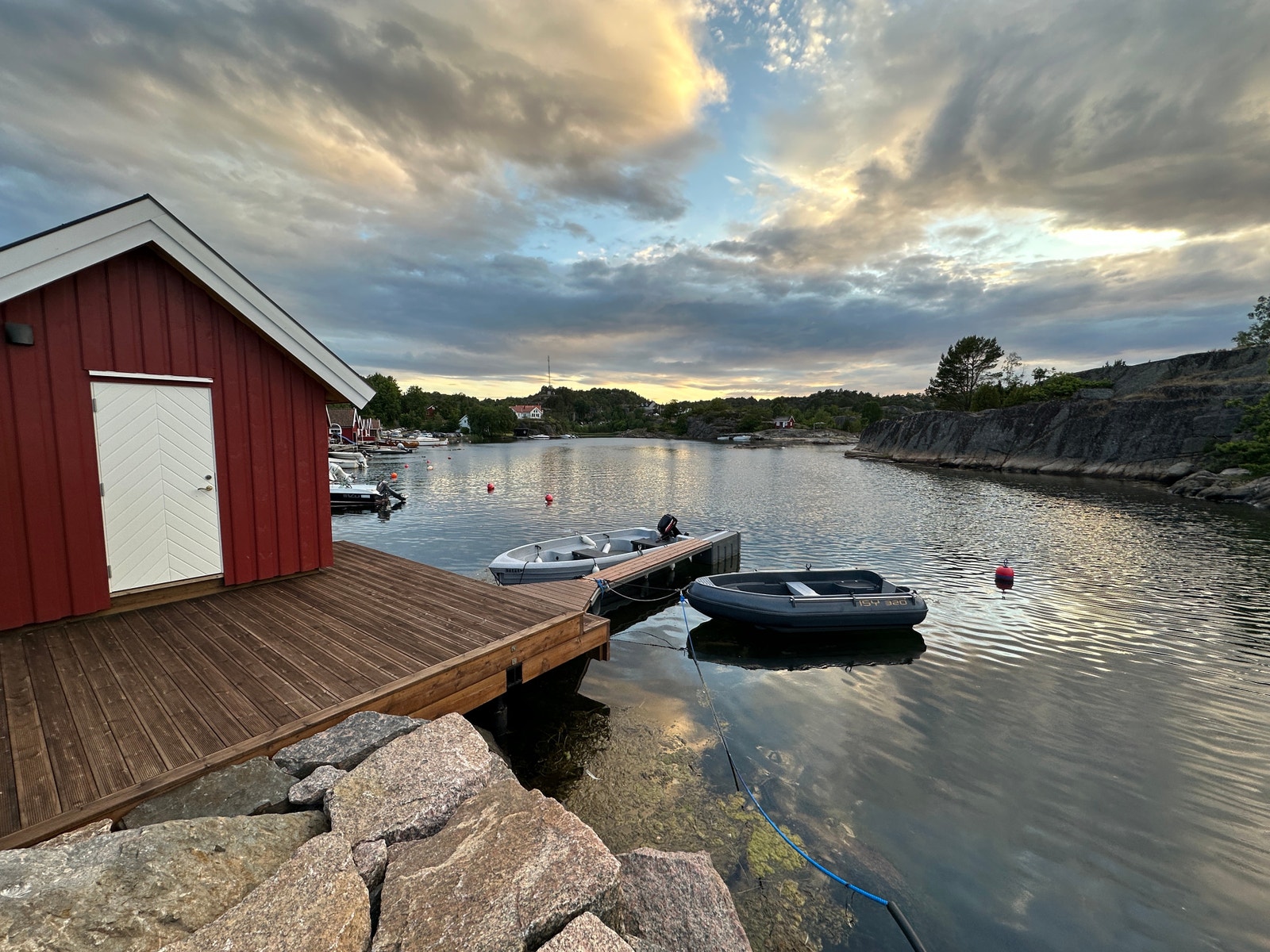 Nybygget naust og brygge med utrigger for to båter. Galleribilde
