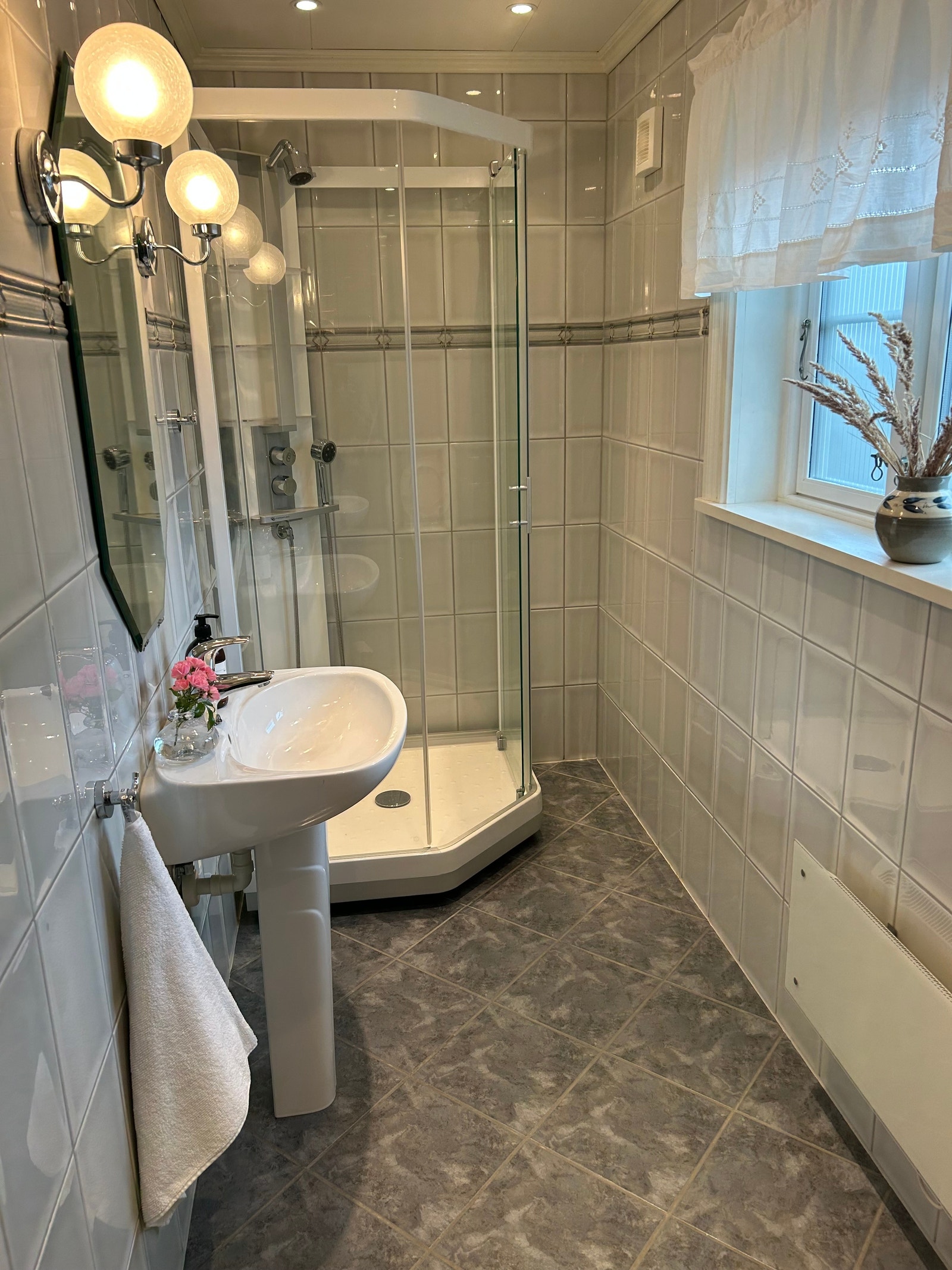 Ekstra bad - med dusj og toalett Galleribilde