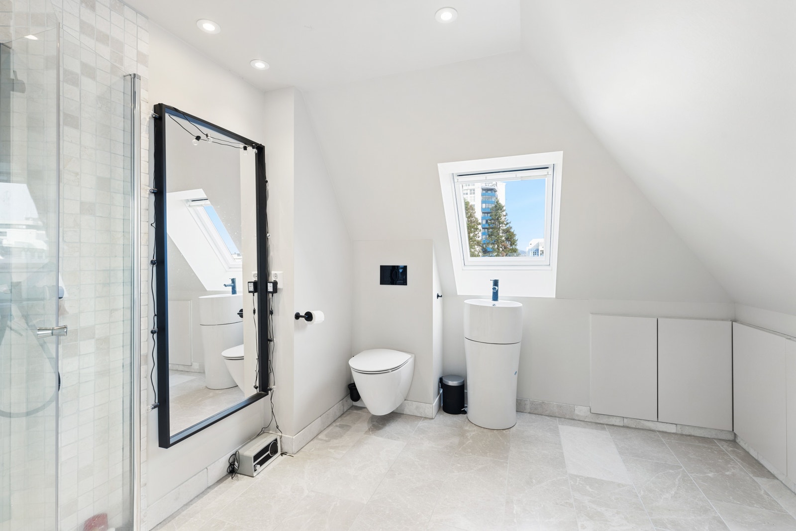 The large bath room has everything new and a lot of space to have towels and toletrys hidden in the wall. We just love this finich of this bath room. Galleribilde