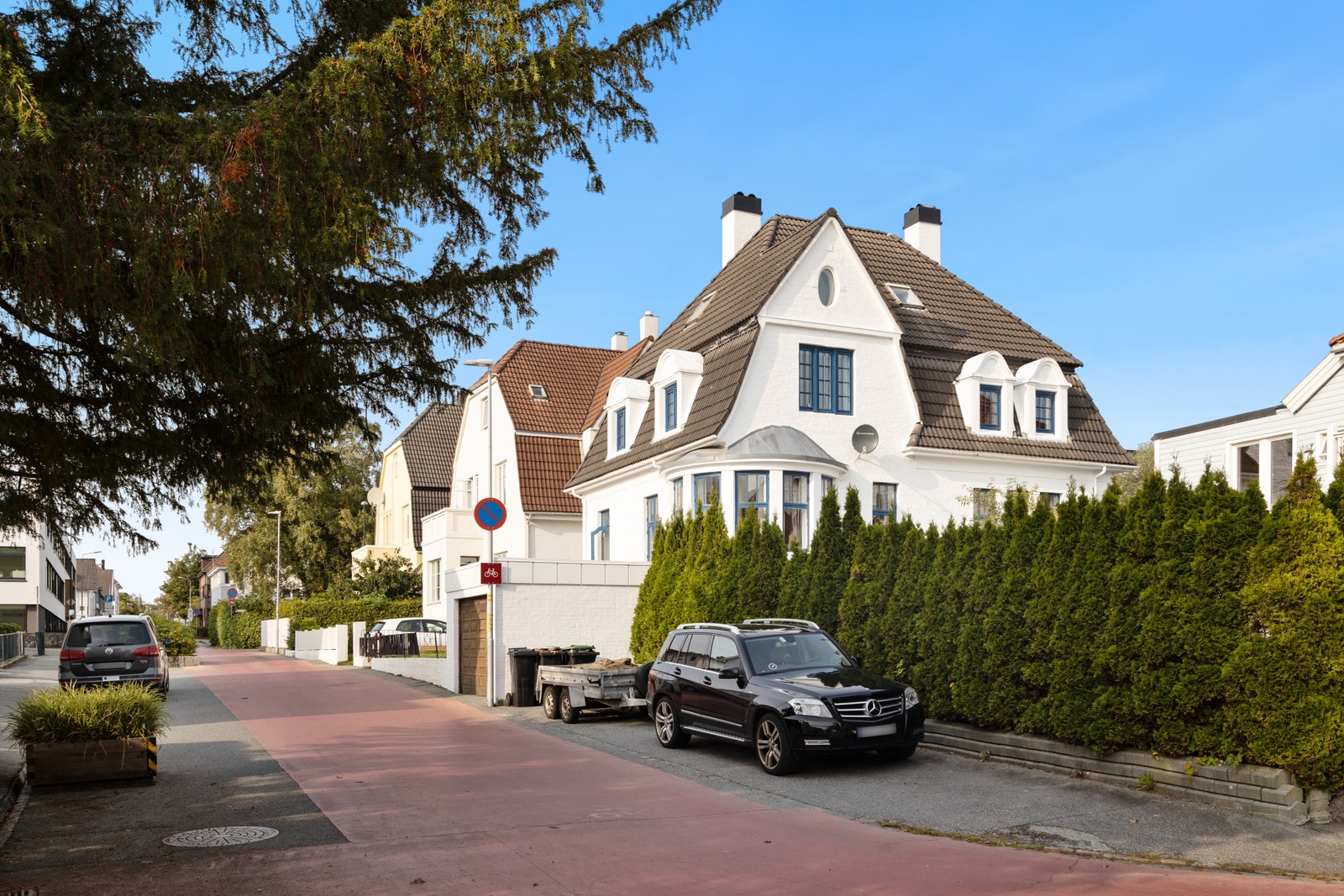 The house has a garage and parking place for 2 cars, this is very rare in this area. Its also an electical charger in the garage for an electical car. Galleribilde