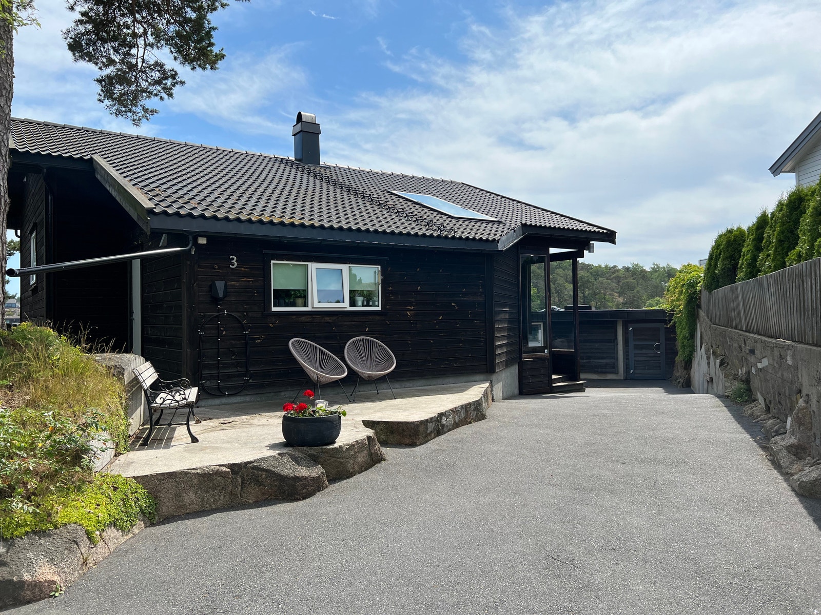 Innkjørsel ved rolig gate, med elbillader (ta med egen ladekabel) og sittekrok. Galleribilde